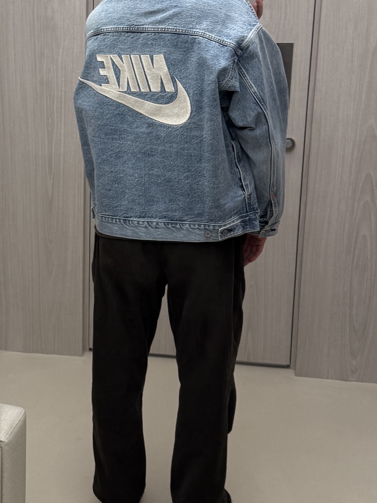 Levi's x Nike Trucker Jacket Light Blue 착용 스타일 - 3