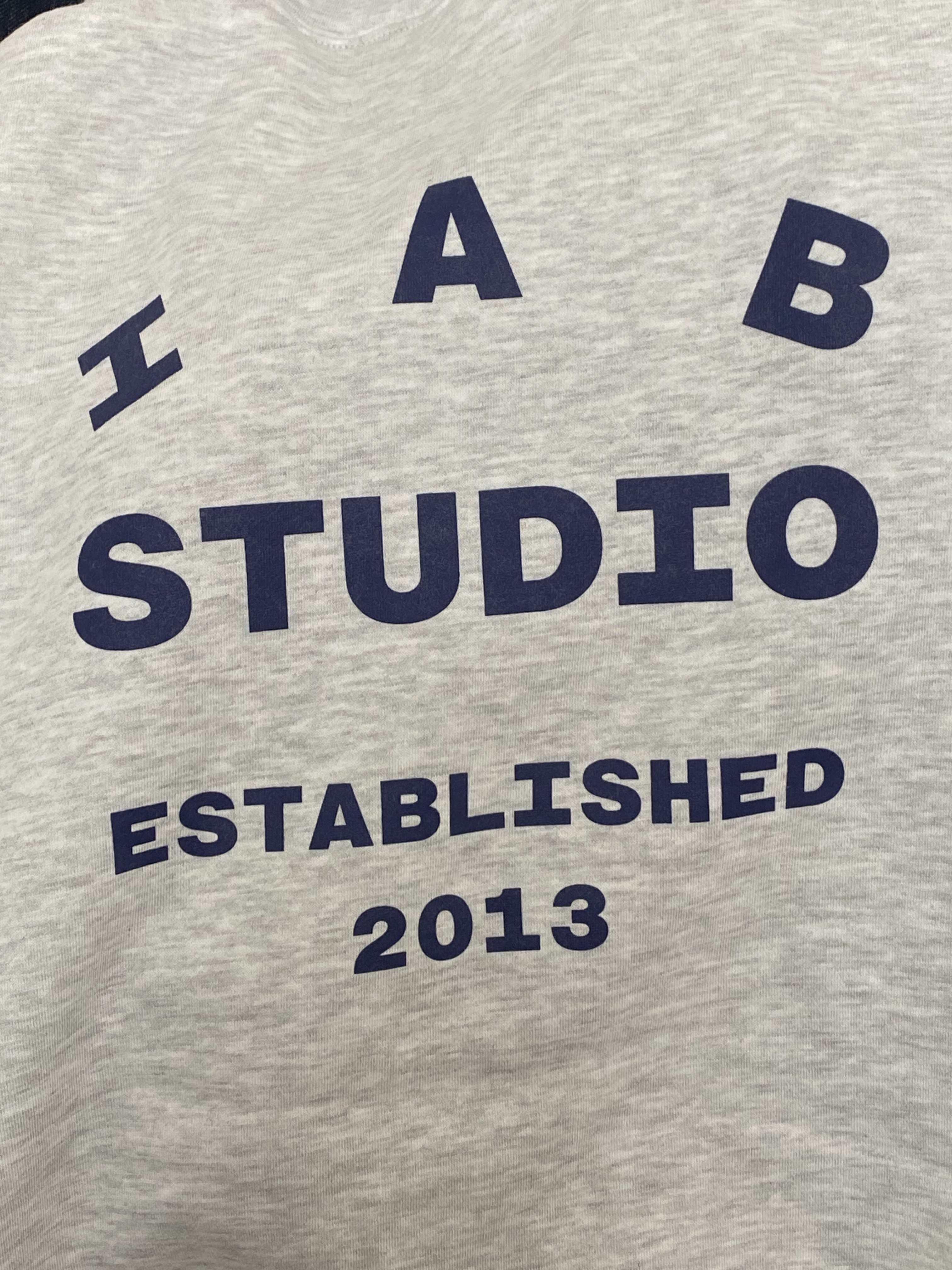 IAB Studio 25 Hoodie Light Gray Navy 착용 스타일 - 1