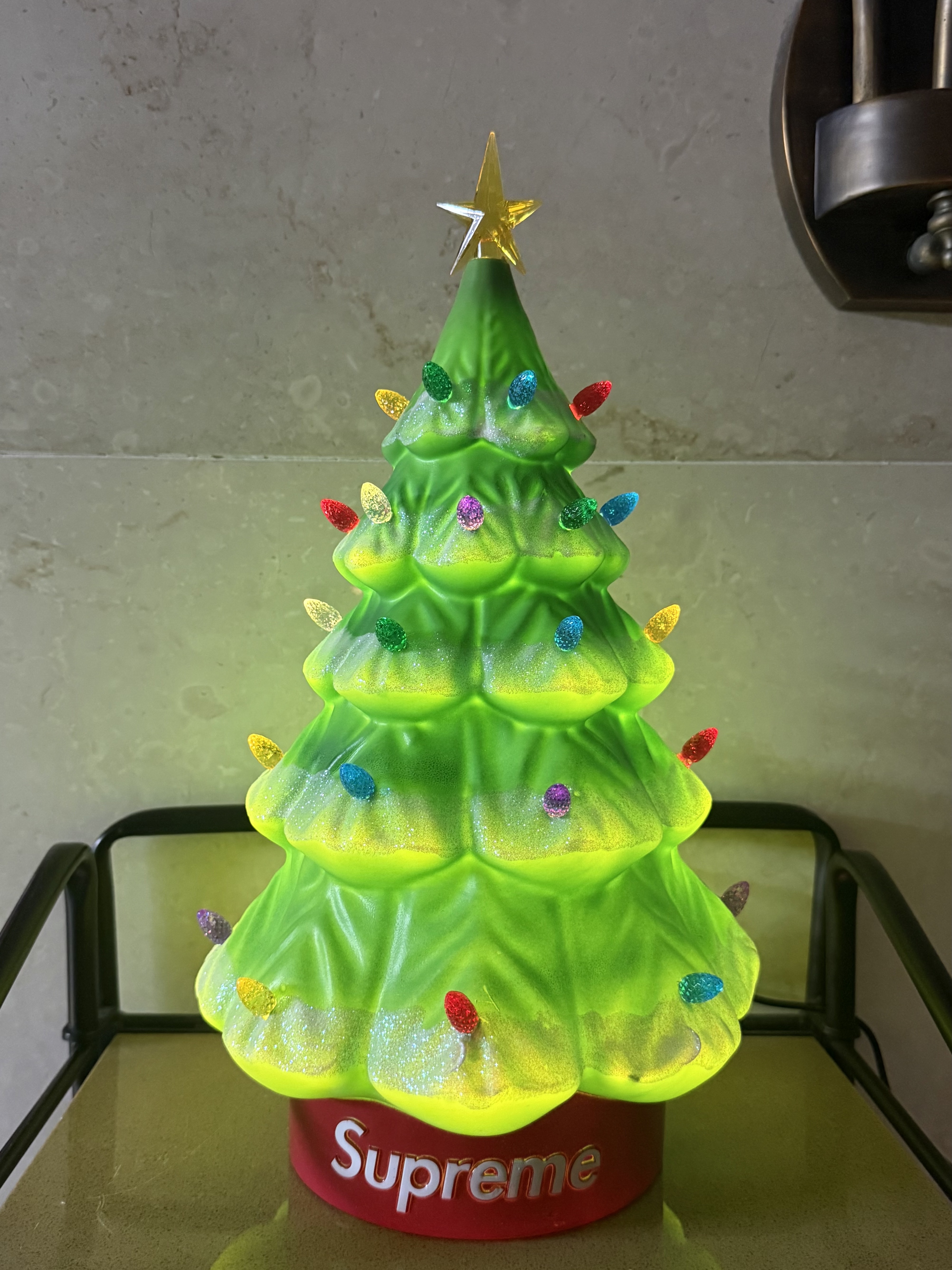 Supreme 15" Holiday Tree Green - 25FW 착용 스타일 - 2