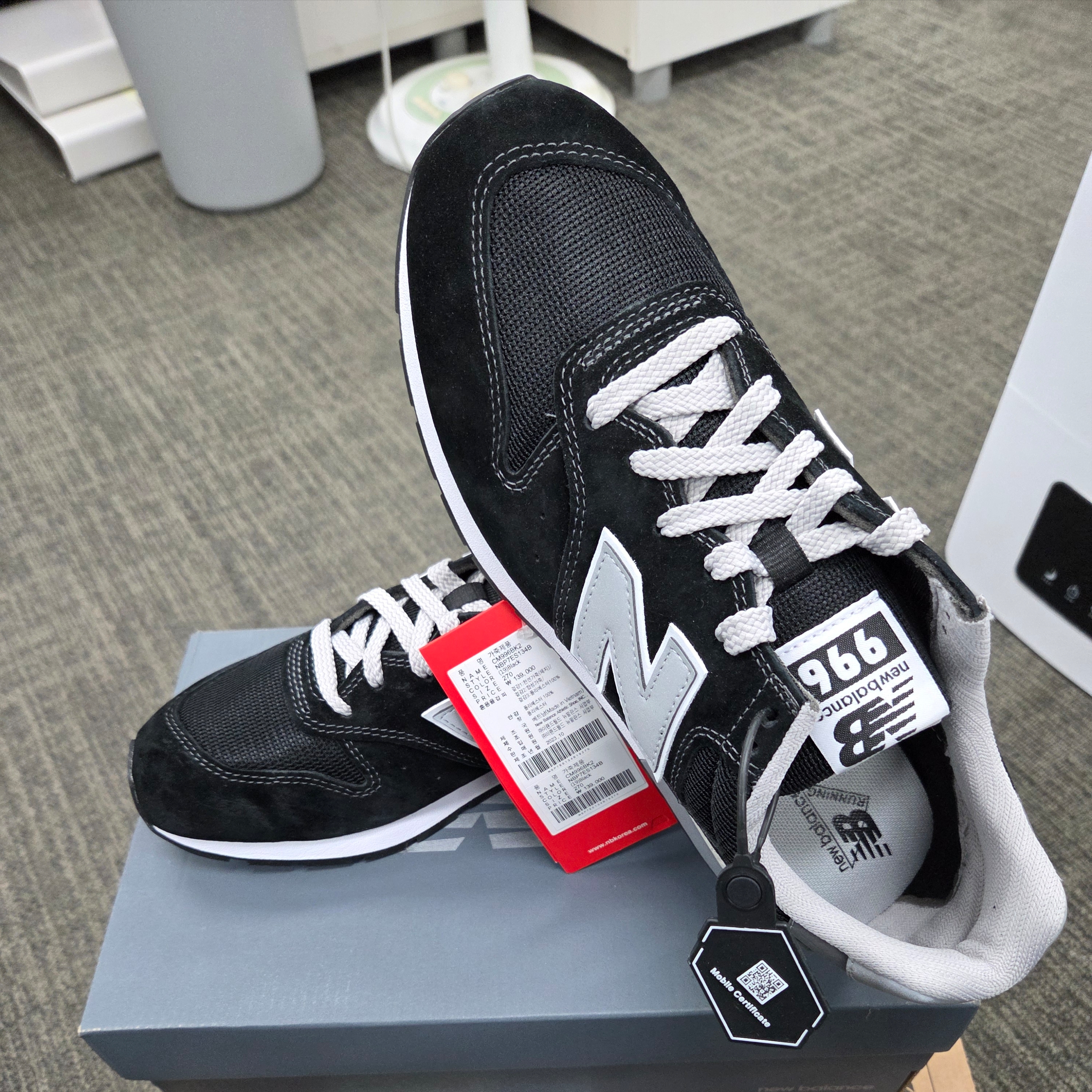 New Balance 996 Black Silver 착용 스타일 - 1