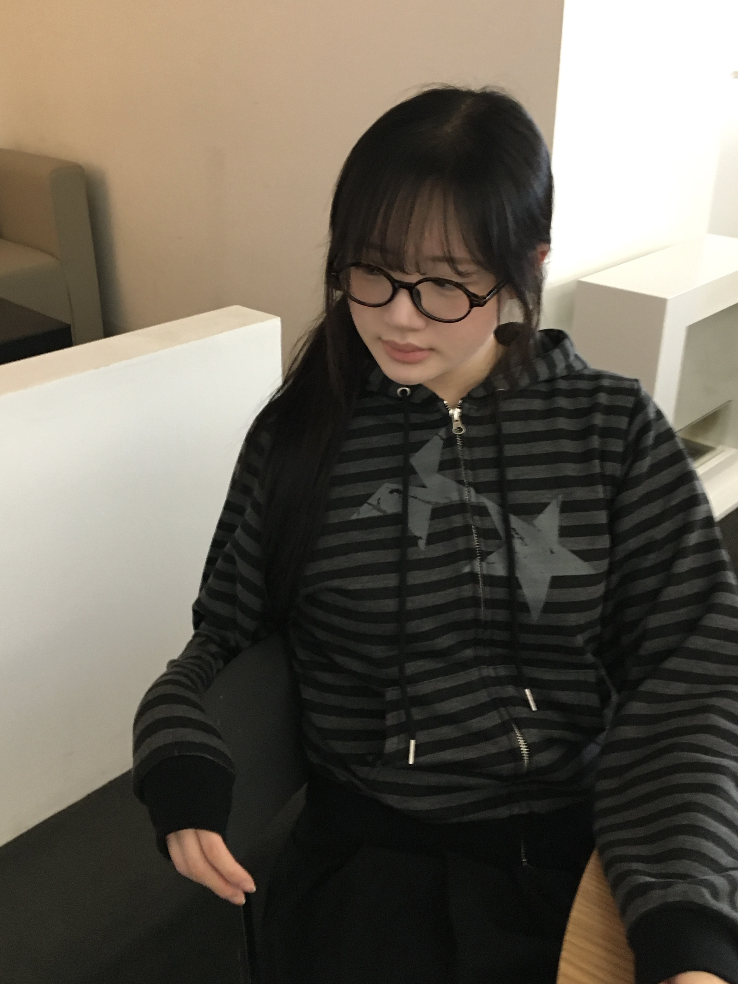 CAVISH Striped Twin Star Zip Up Hoodie Black 착용 스타일 - 1