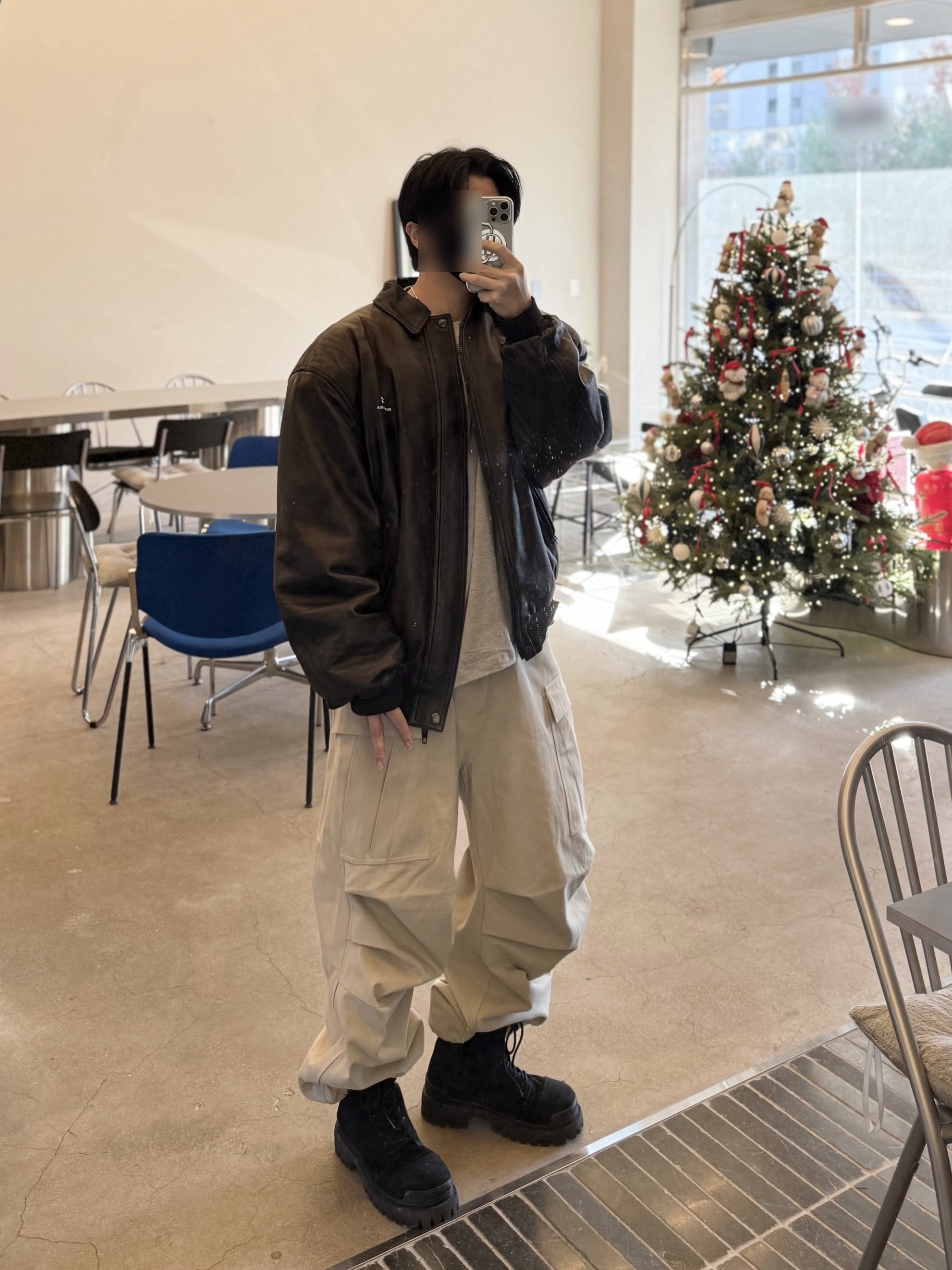Nonnod Side Zip Cargo Pants Beige, Balenciaga Sporty B Taxi Blouson Black 착용 스타일 - 1