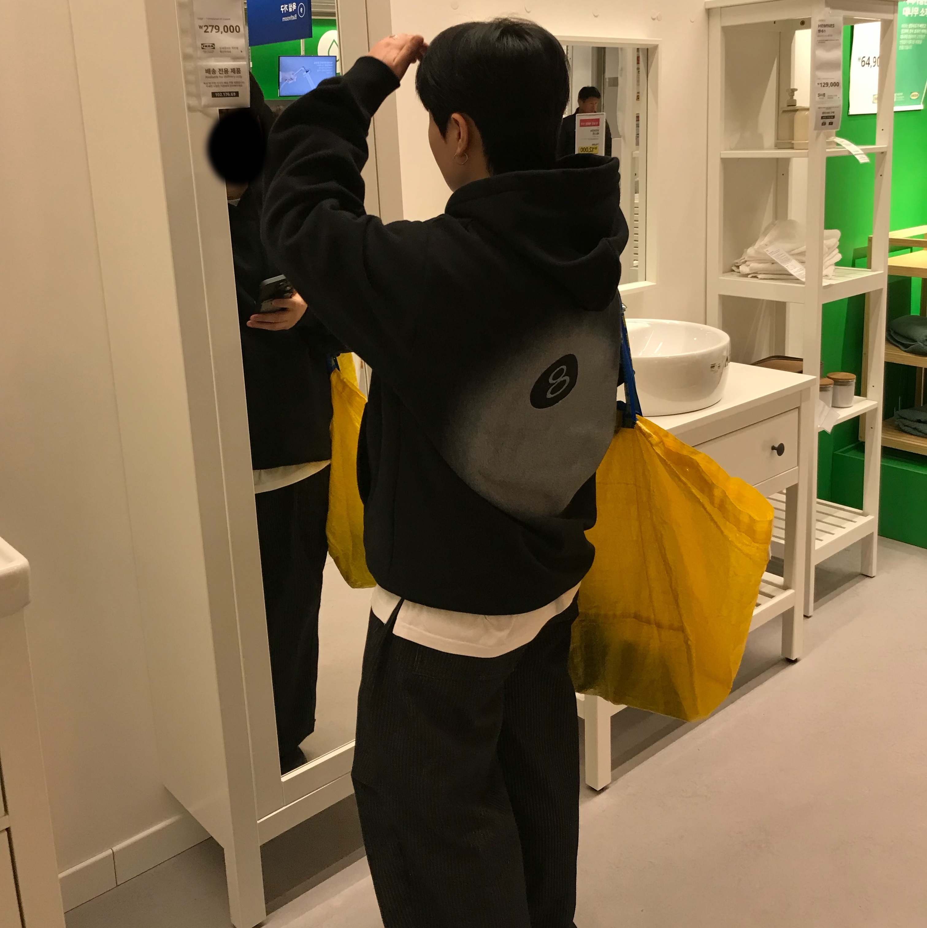 Stussy 8 Ball Fade Hoodie Black 착용 스타일 - 3