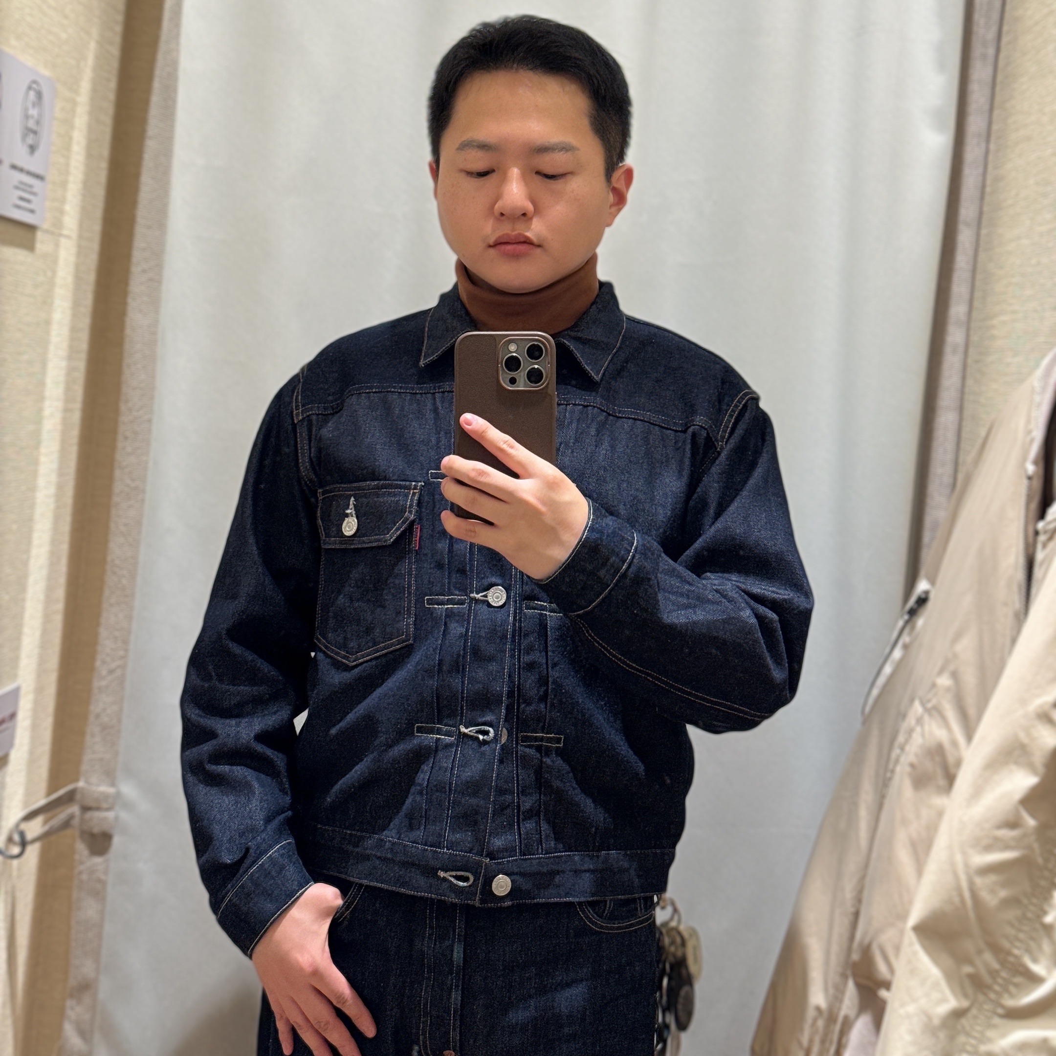 Supreme Hooded Twill Varsity Jacket White - 22SS, Supreme Washed Chino Twill Camp Cap Tan - 24FW 착용 스타일 - 1