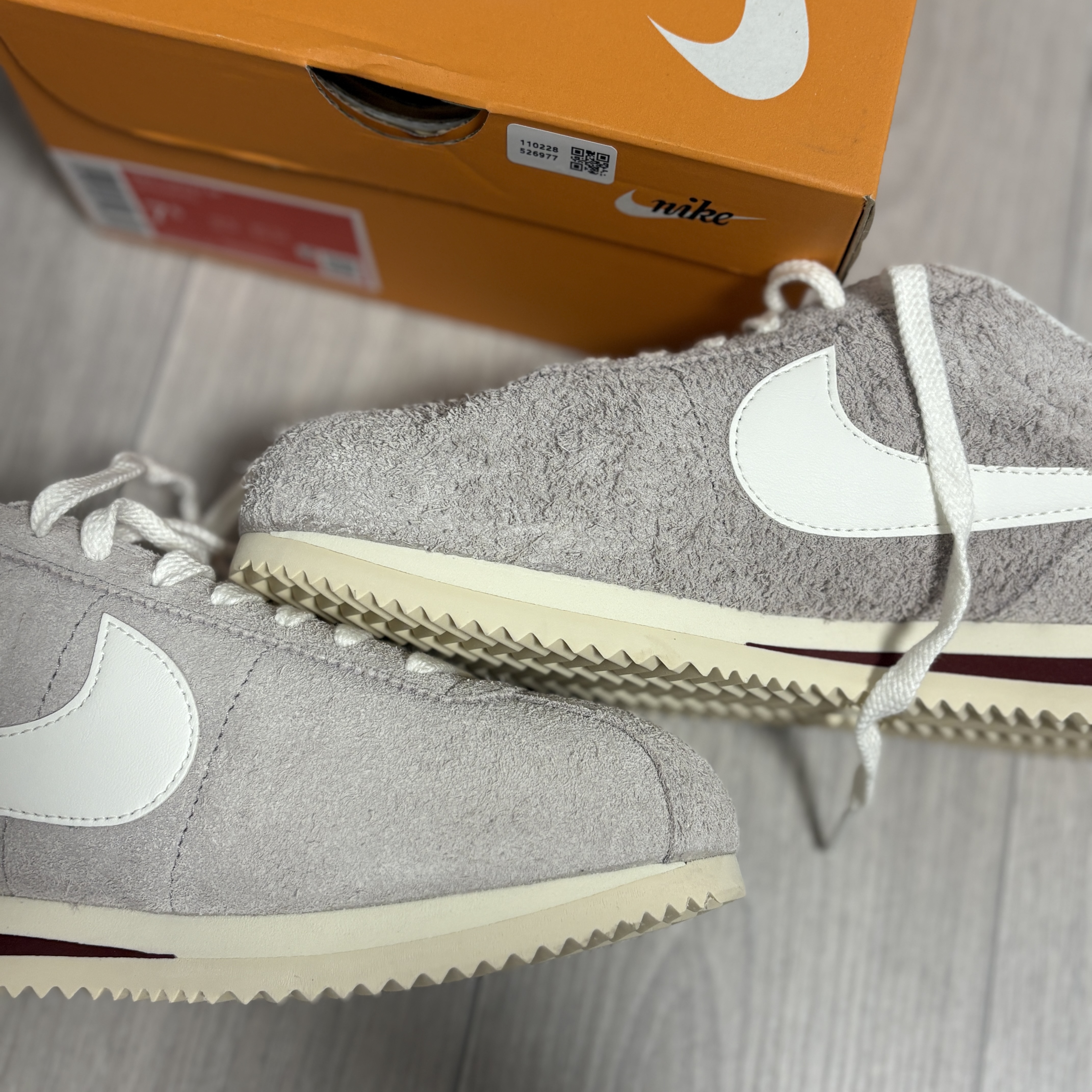 Nike Cortez SE Suede College Grey Dark Team Red 착용 스타일