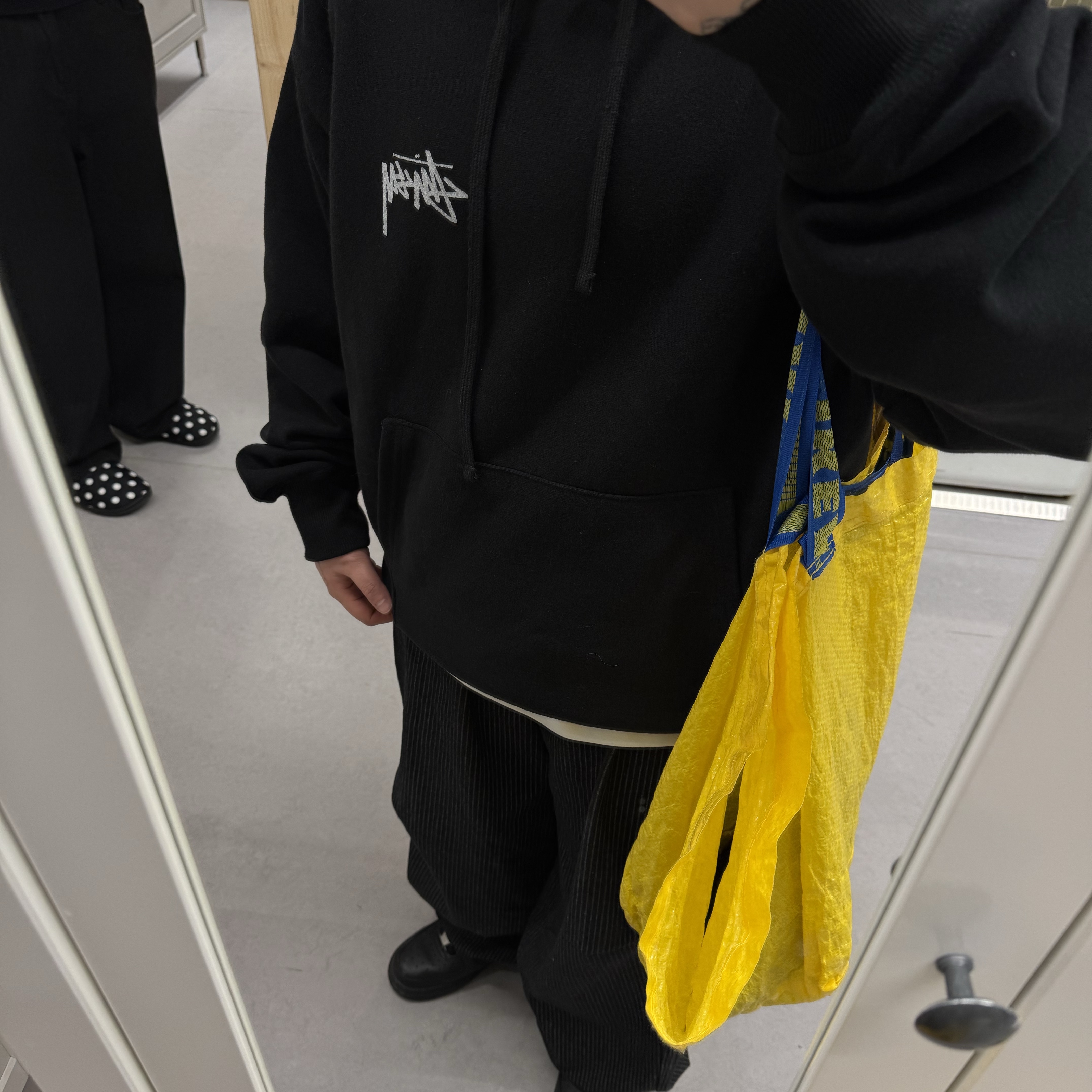 Stussy 8 Ball Fade Hoodie Black 착용 스타일 - 2