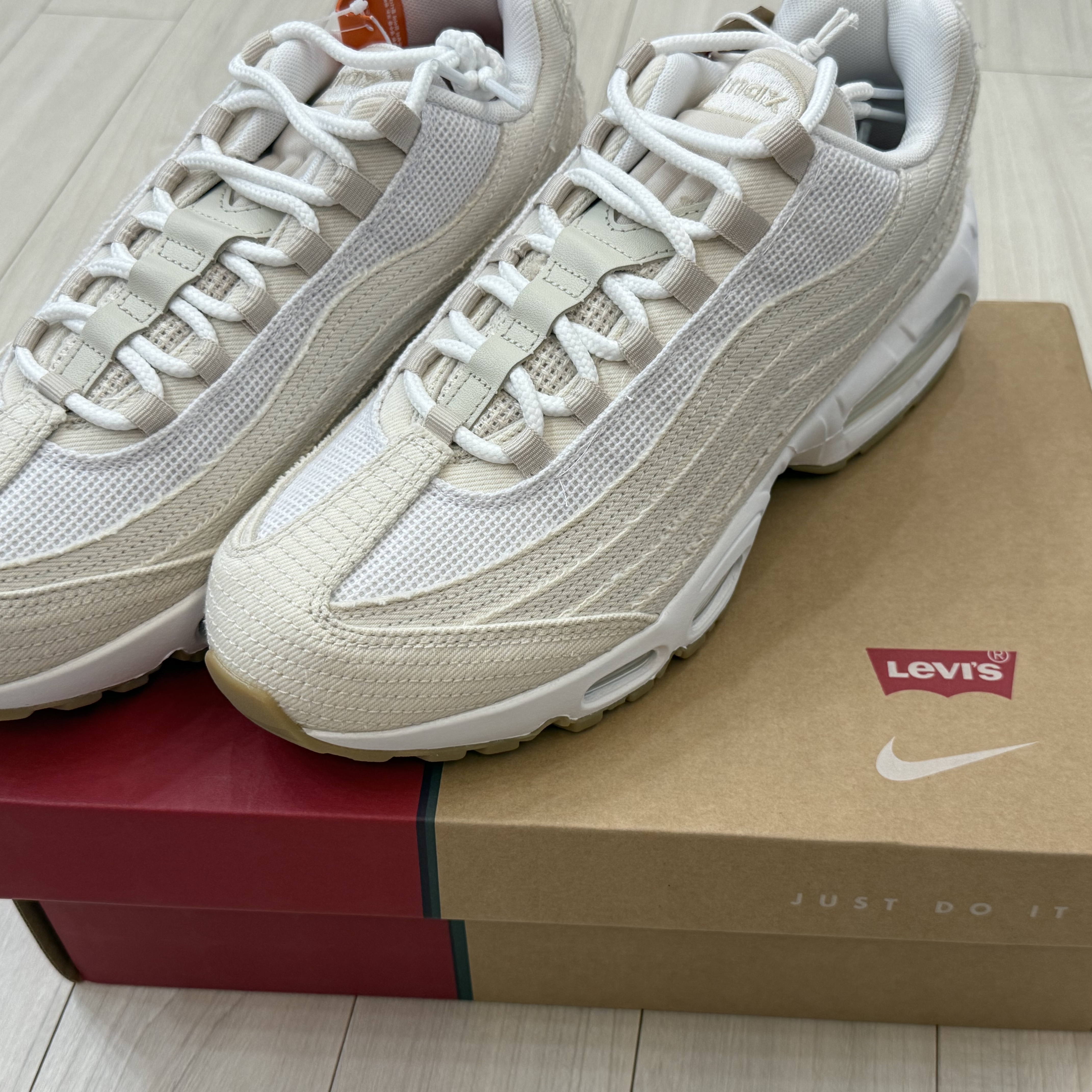 Nike x Levi's Air Max 95 White and Ecru 착용 스타일 - 5