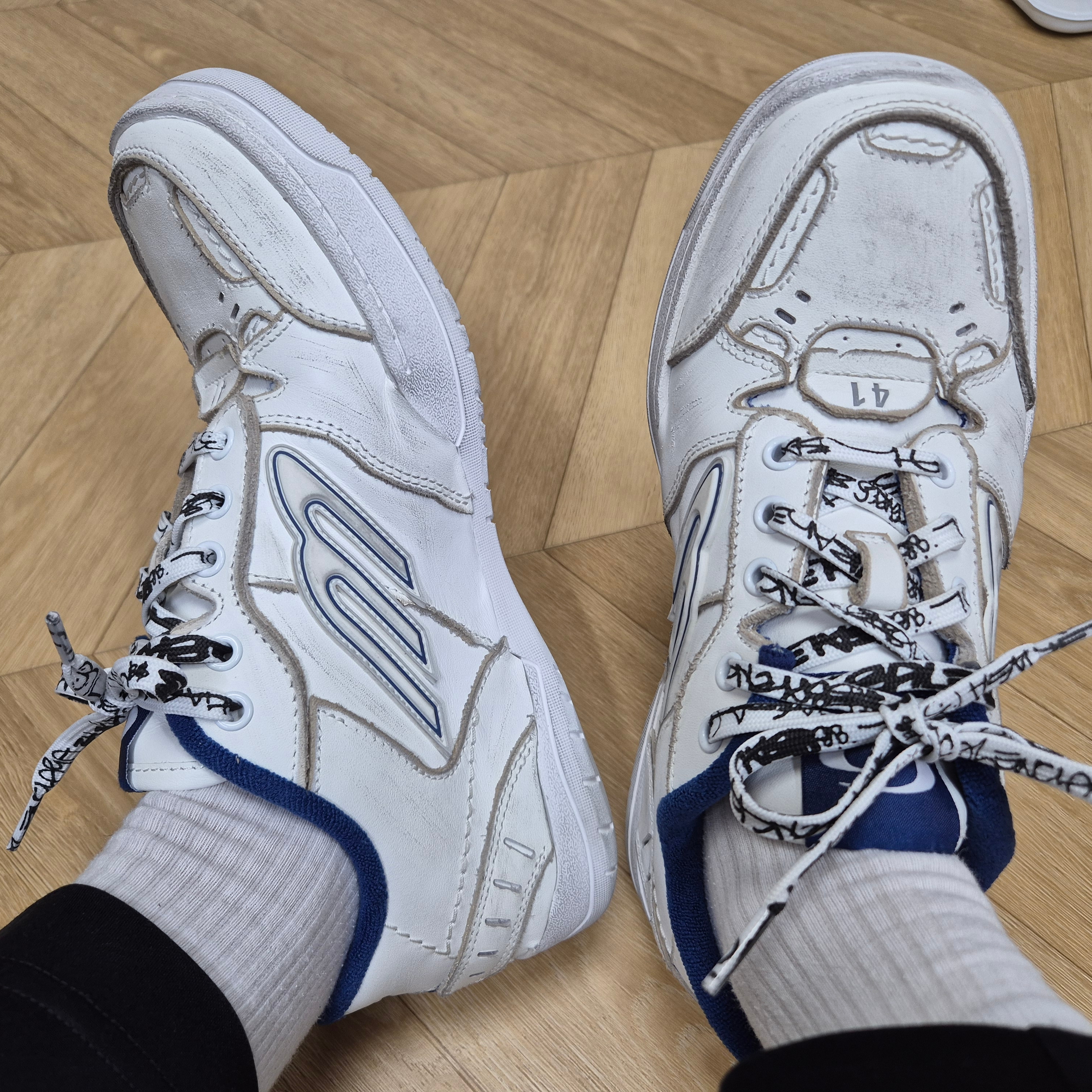 Balenciaga Hamptons Worn Out Sneakers White Dark Blue 착용 스타일 - 3