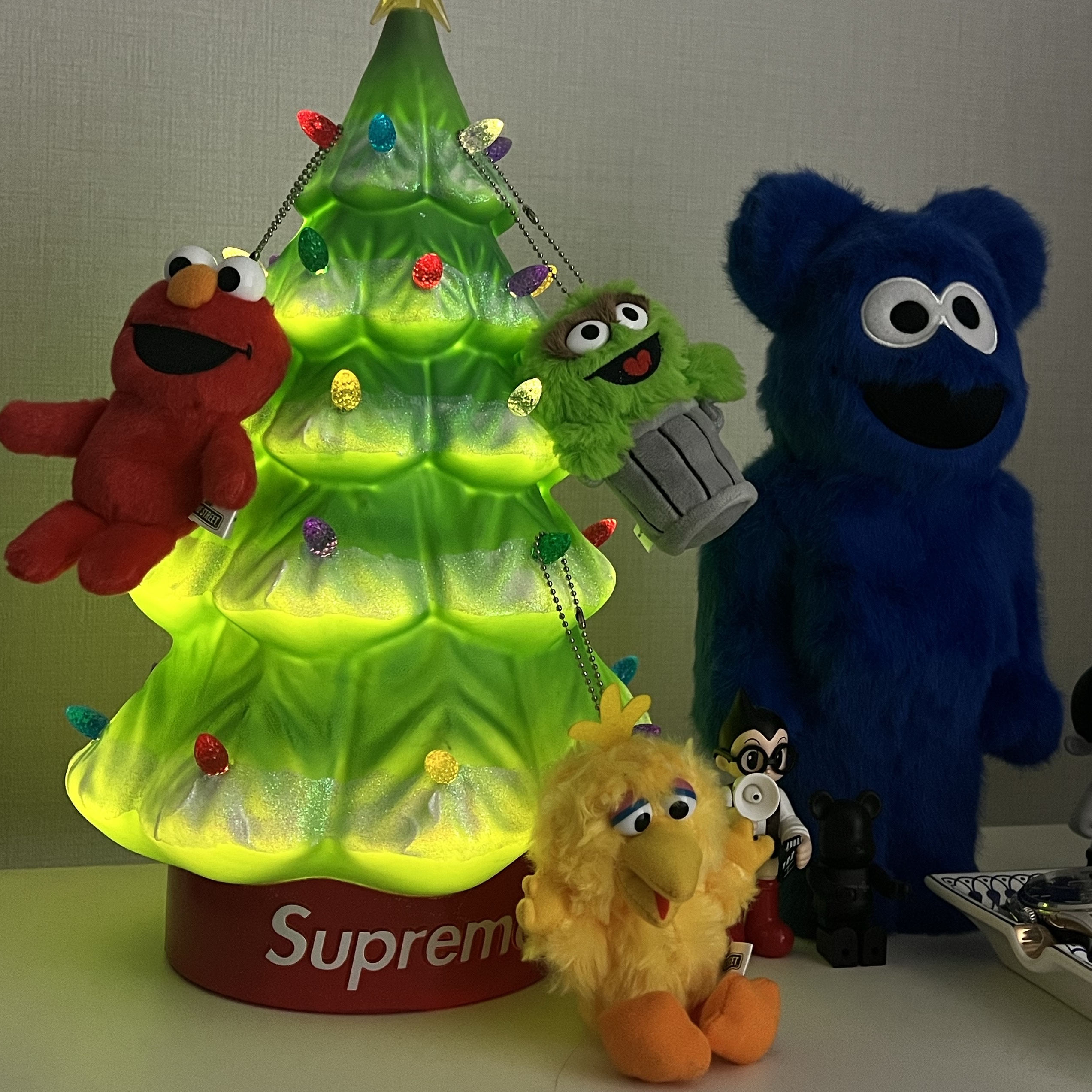 Supreme 15" Holiday Tree Green - 25FW, Bearbrick Sesame Street Cookie Monster Costume Ver. 2 400% 착용 스타일