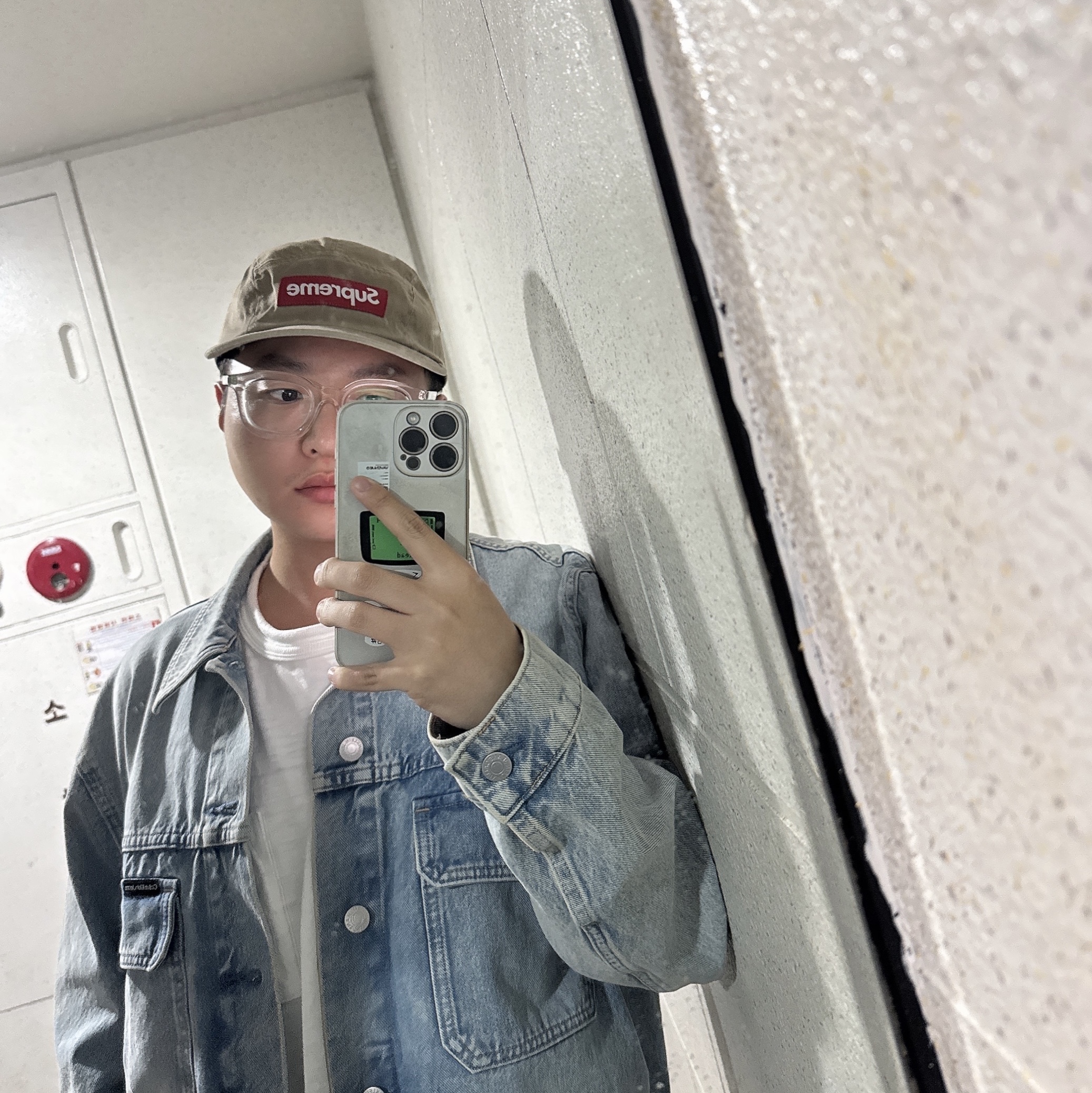 Supreme Hooded Twill Varsity Jacket White - 22SS, Supreme Washed Chino Twill Camp Cap Tan - 24FW 착용 스타일 - 3