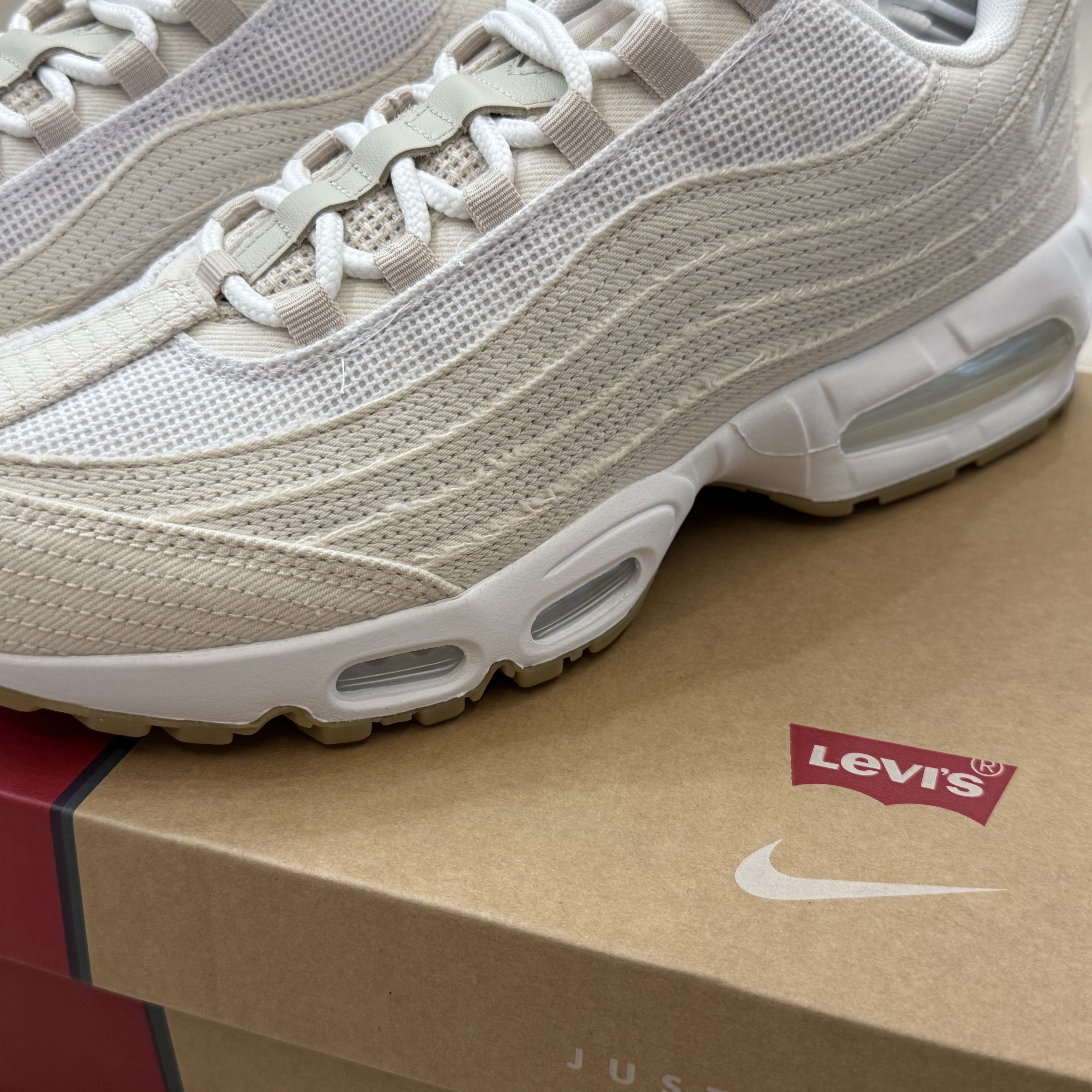 Nike x Levi's Air Max 95 White and Ecru 착용 스타일 - 4