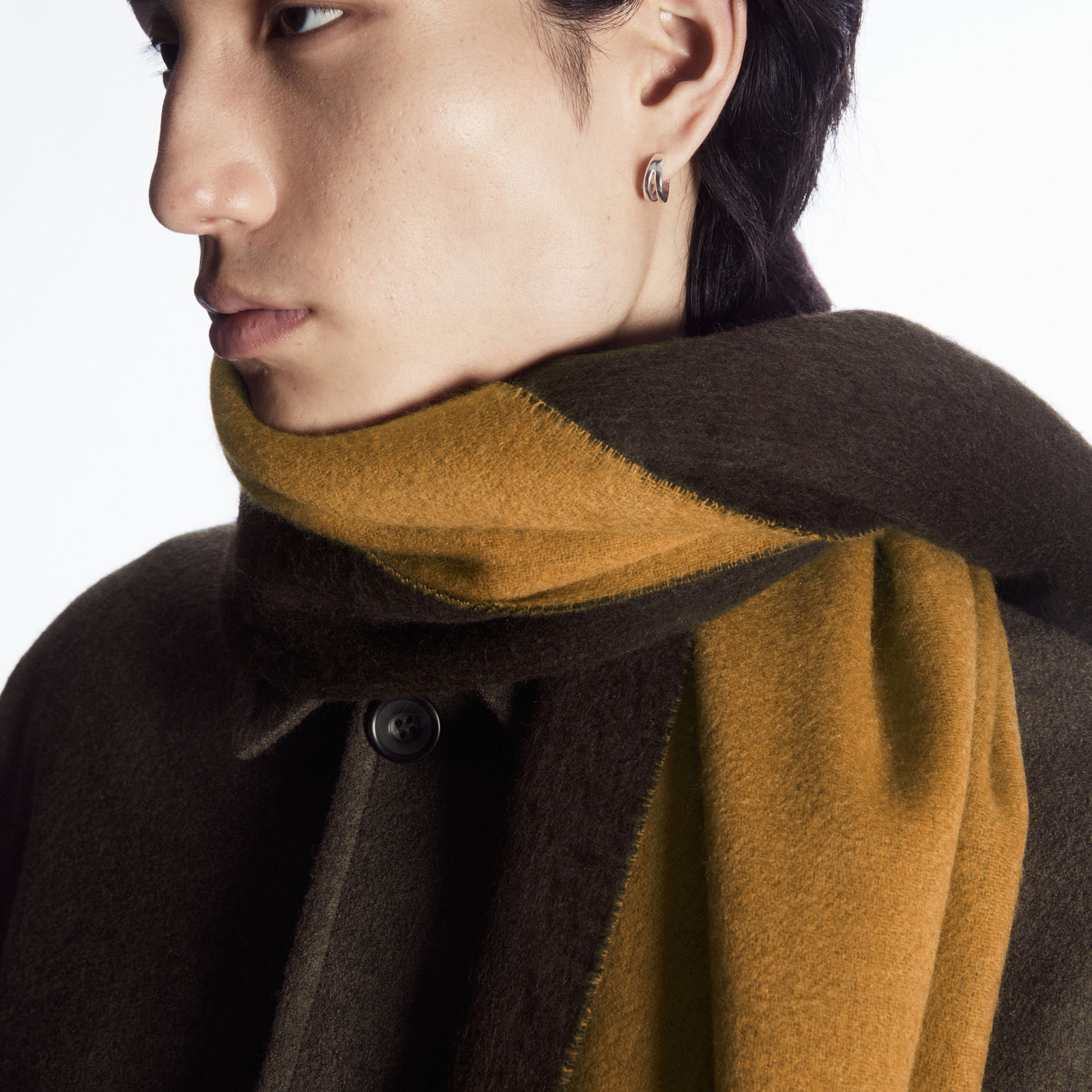 COS Wool Cashmere Blend Fringed Muffler Dark Brown 착용 스타일 - 2