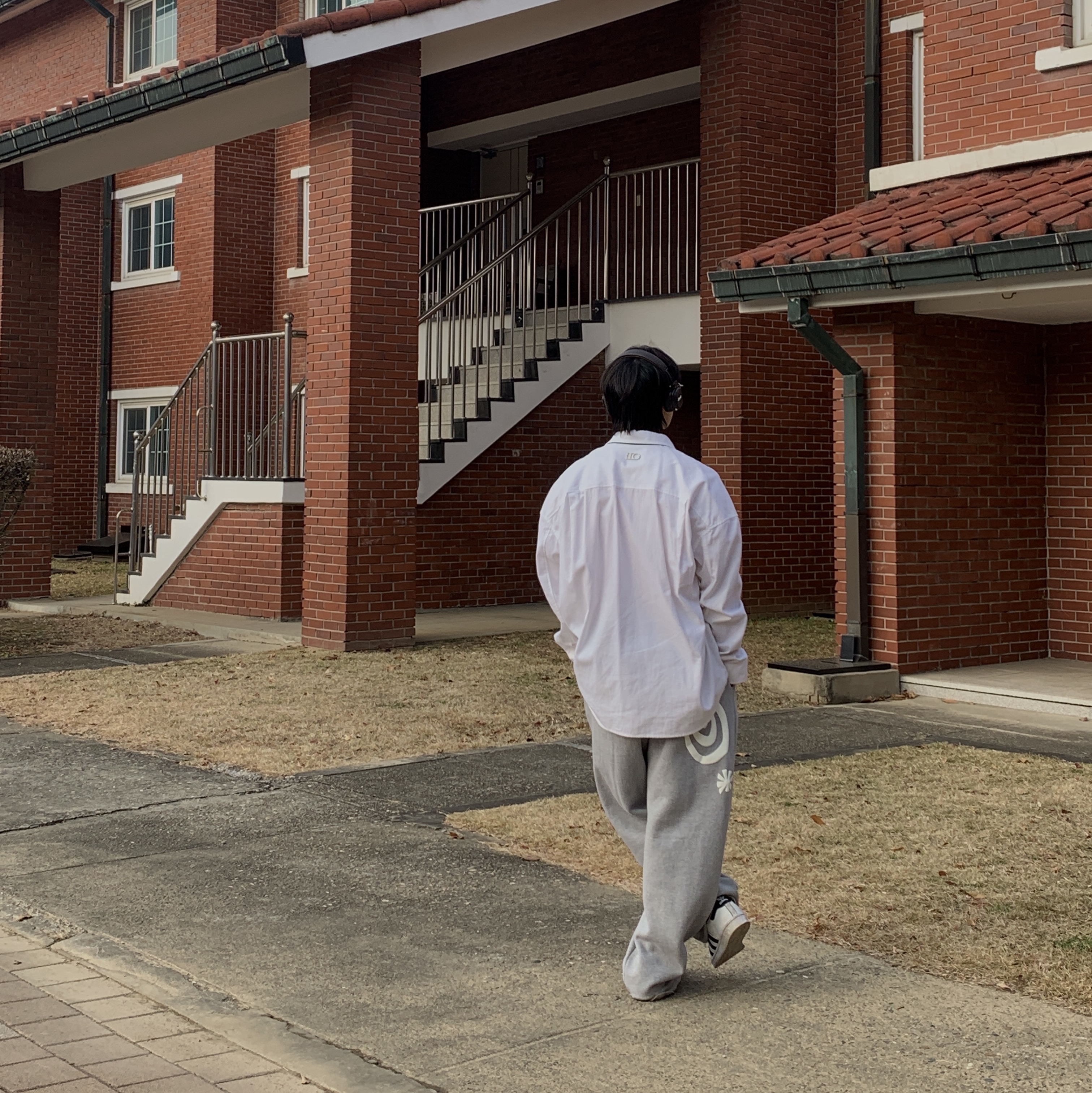 AMOU Molly One Tuck Sweat Pants Gray 착용 스타일 - 2