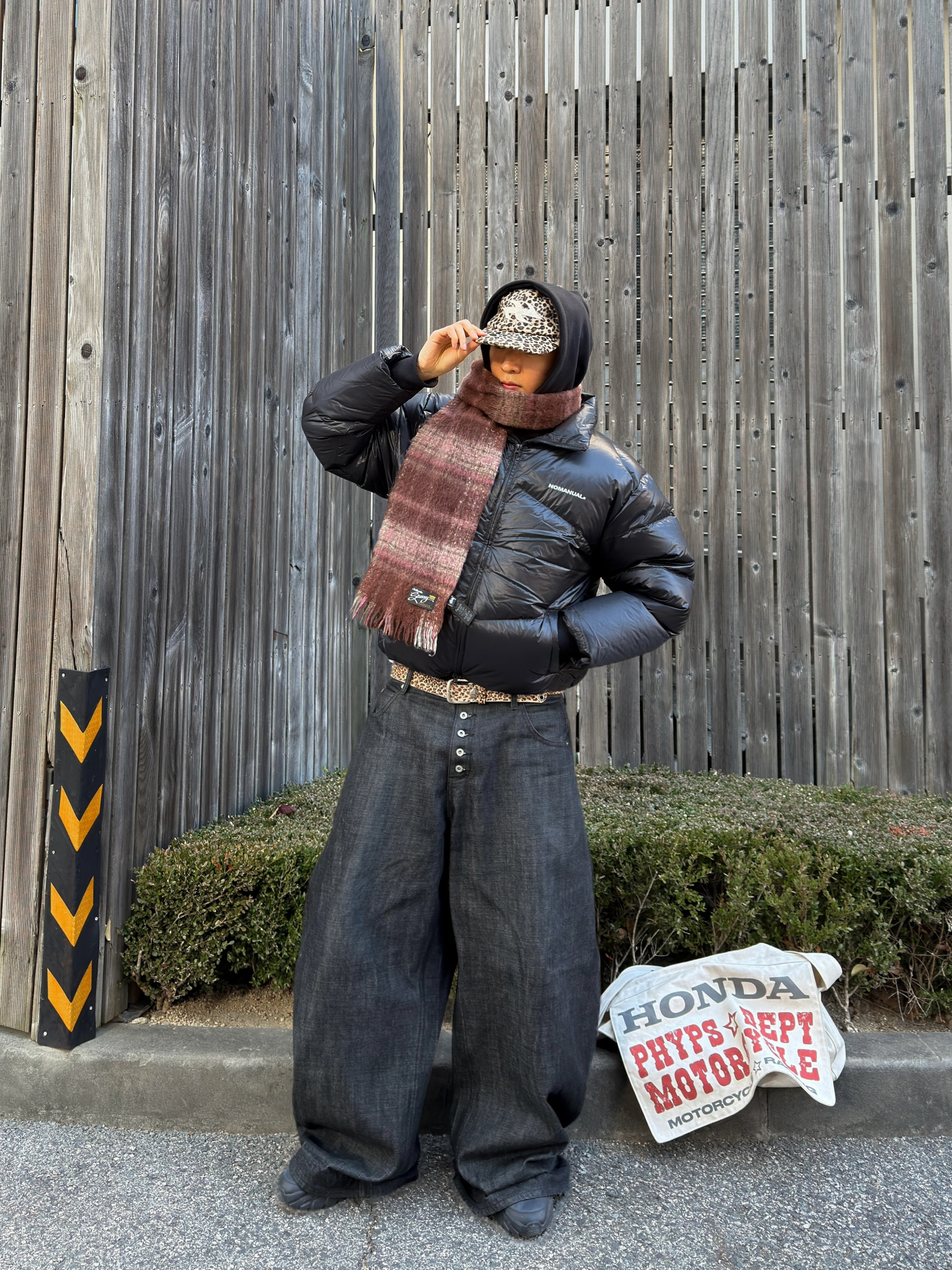 NOMANUAL Skadi Duck Down Glossy Black 착용 스타일 - 3