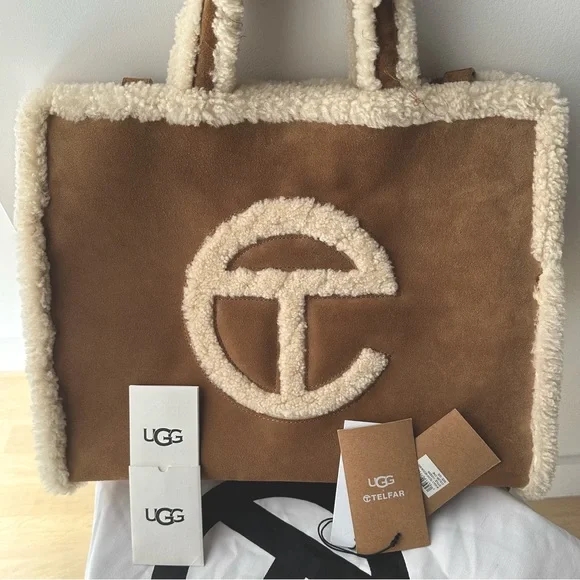 Telfar Small Shearling Shopper Bag Roasted Chestnut, Telfar x UGG Small Shopping Bag Chestnut 착용 스타일 - 3