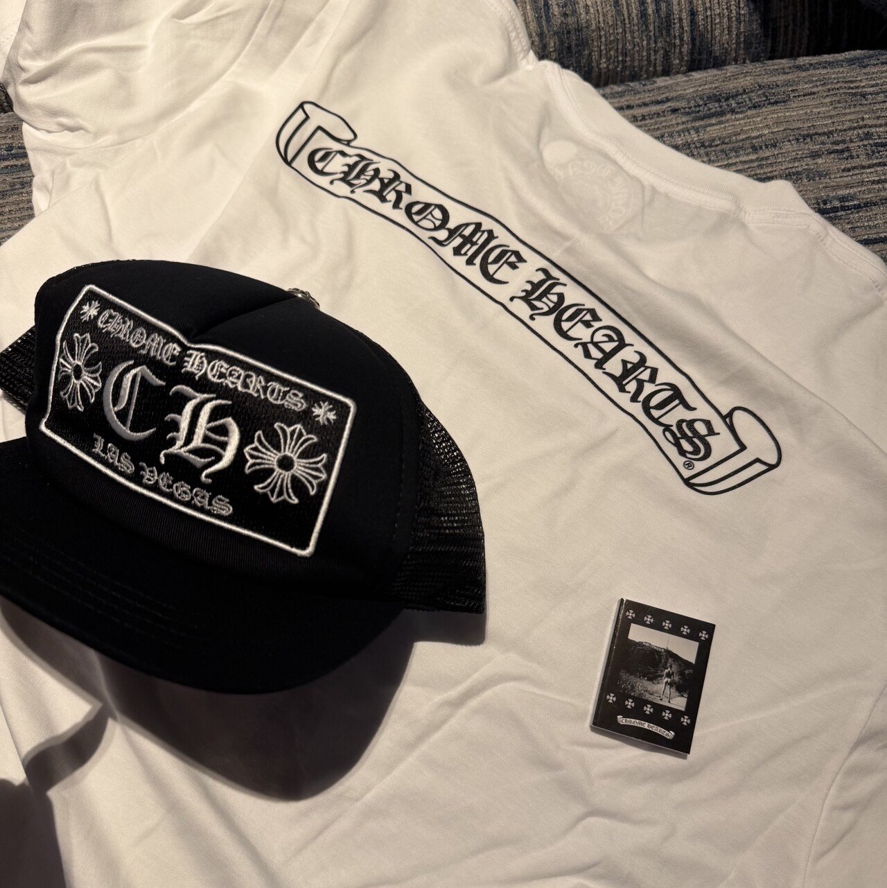 Chrome Hearts CH Las Vegas Trucker Hat Black, Chrome Hearts Scroll Logo T-Shirt White 착용 스타일