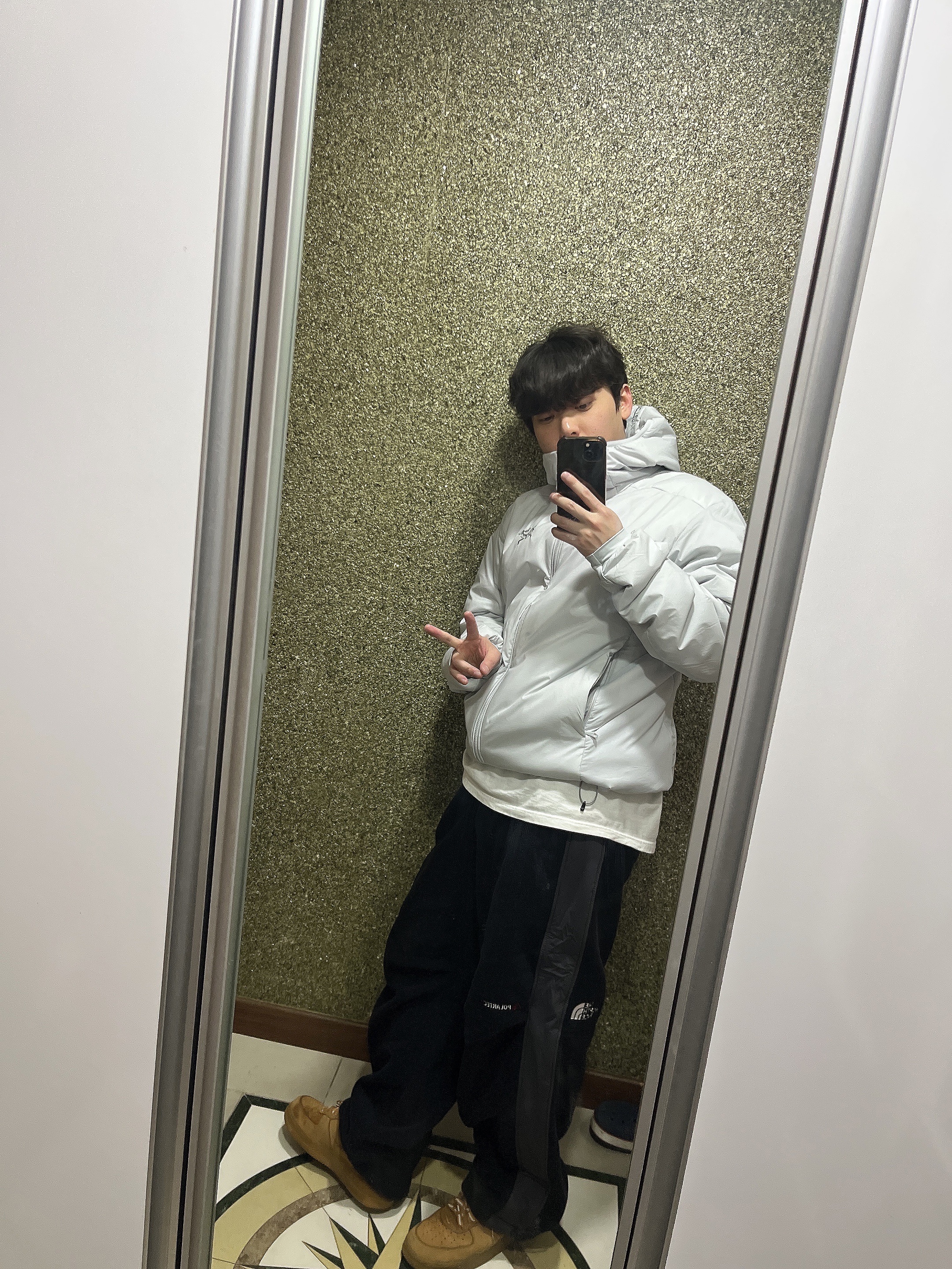 Arc'teryx Atom SV Hoody Solitude, The North Face Banff Fleece Pants Black 착용 스타일