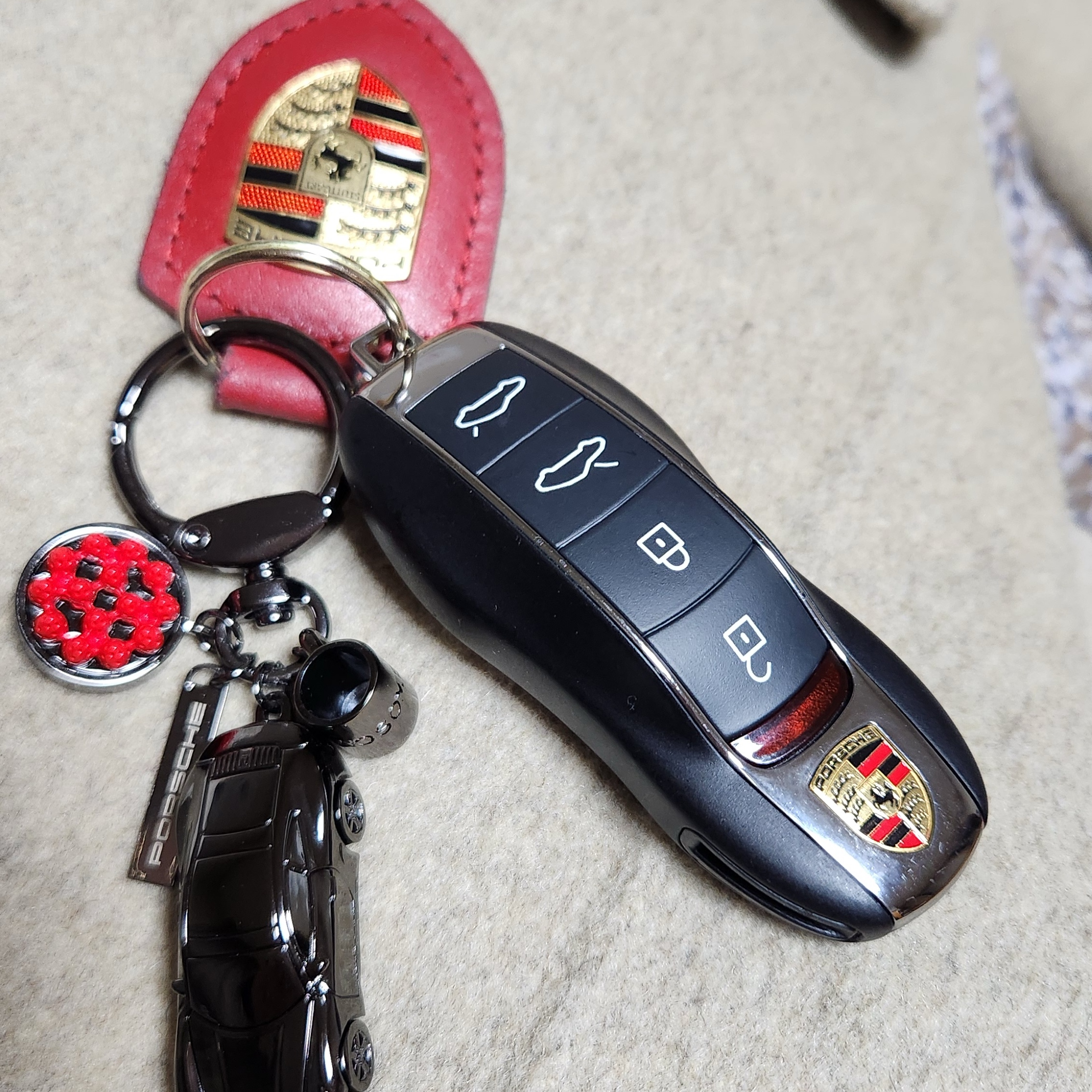 A Twosome Place x Porsche Key Chain Black 착용 스타일