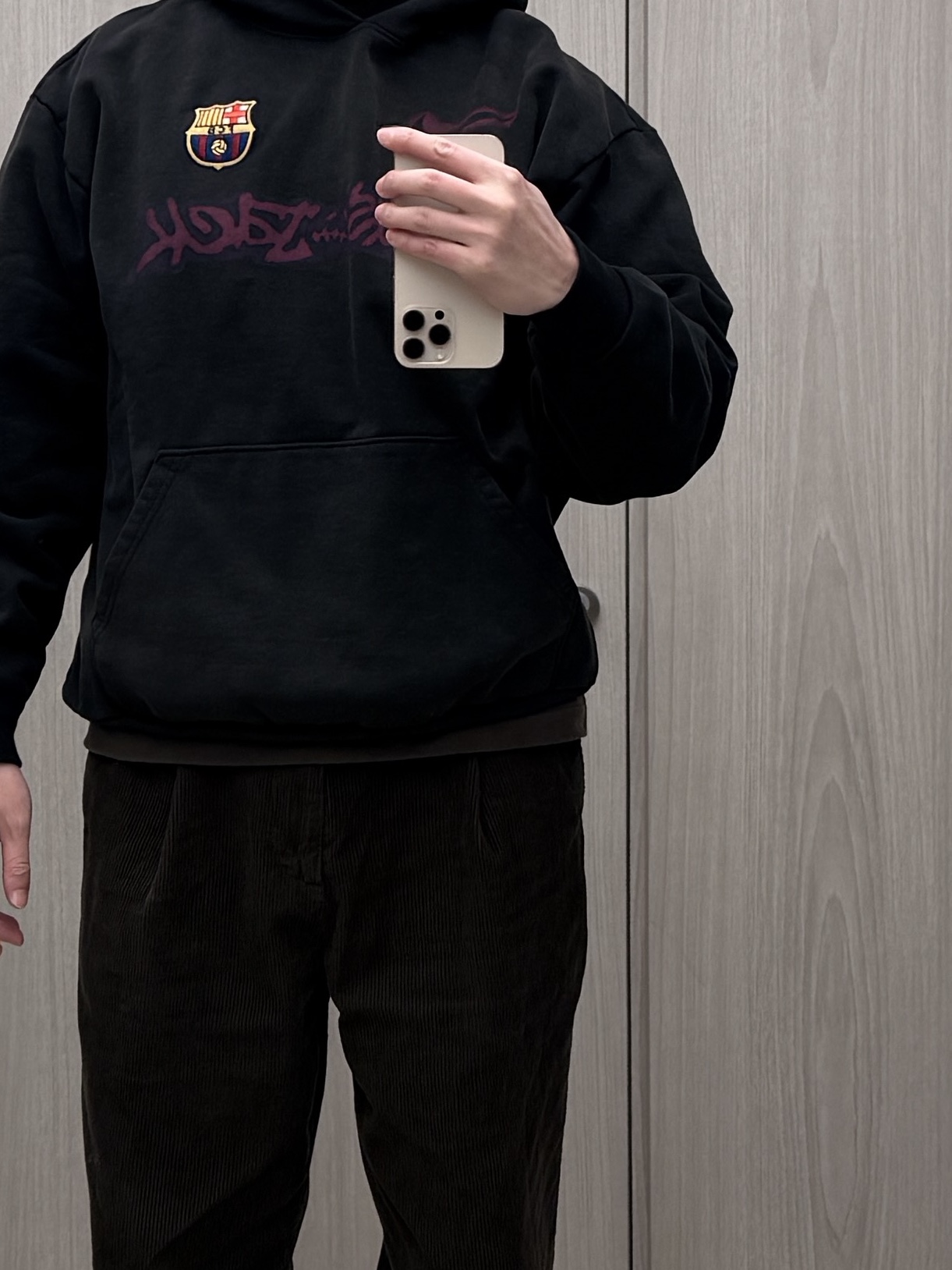 Nike FC Barcelona x Travis Scott Spray Logo Hoodie Black 착용 스타일 - 2