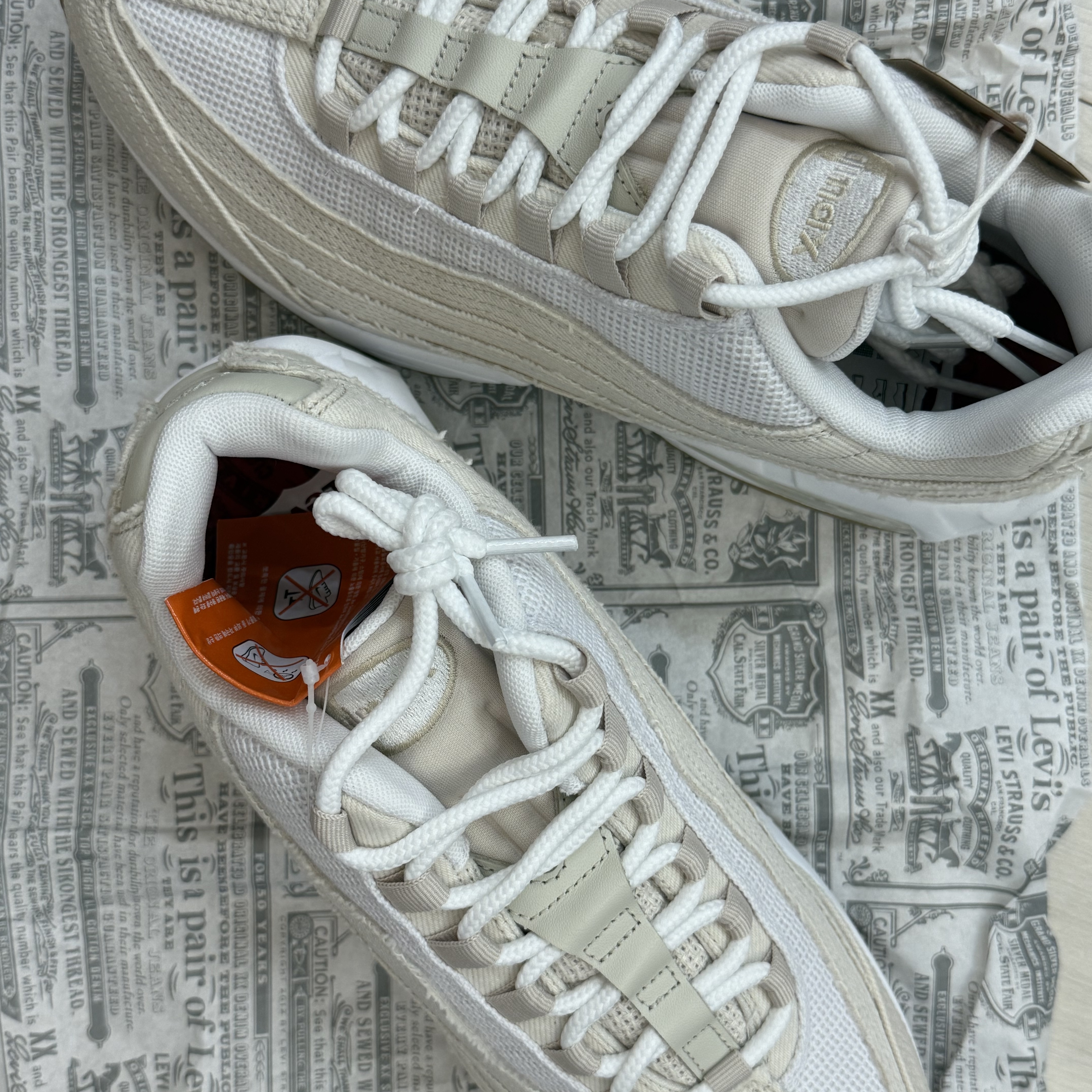 Nike x Levi's Air Max 95 White and Ecru 착용 스타일 - 2