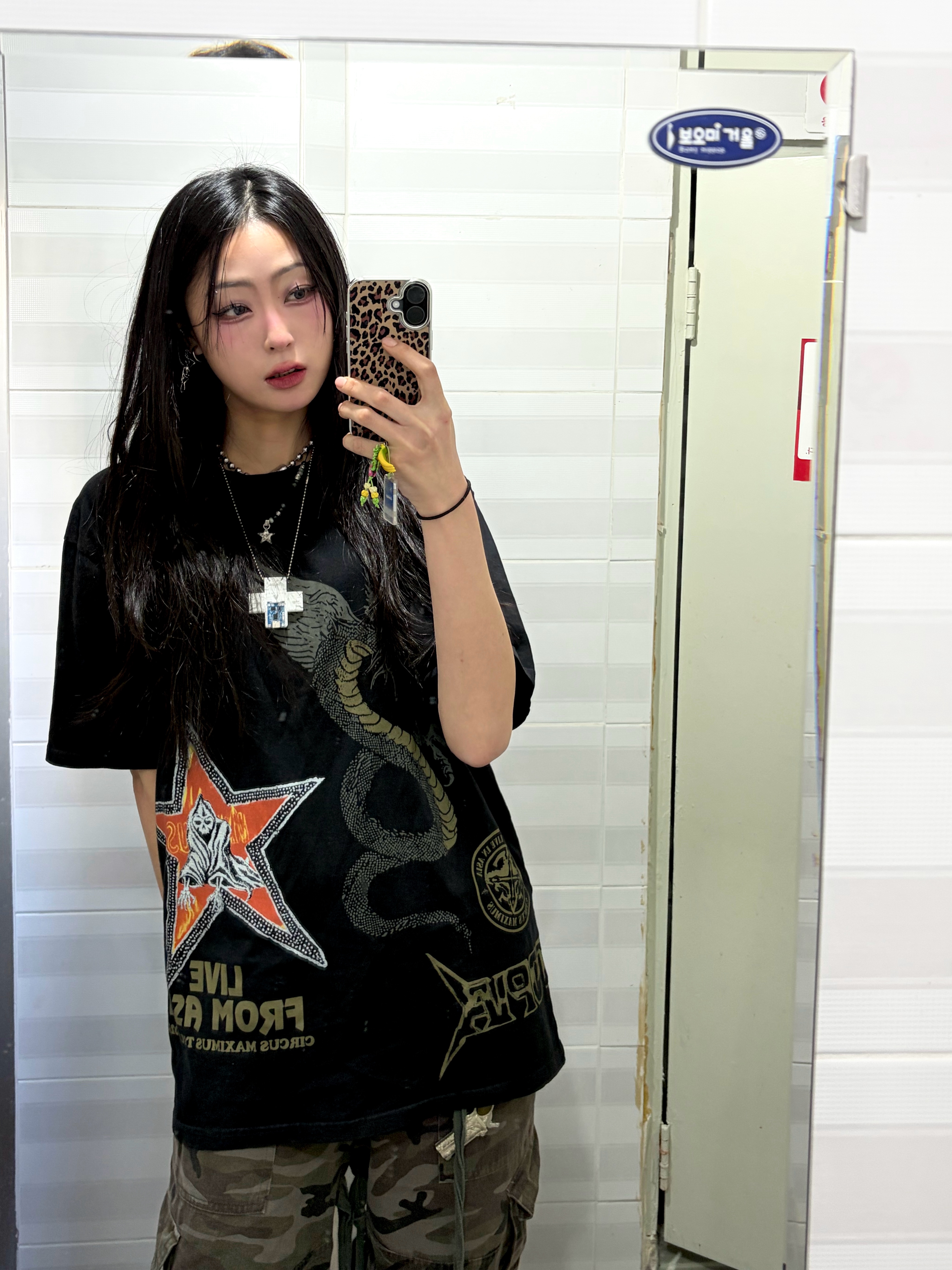 Travis Scott Circus Maximus Stadium Tour 25 Live From Asia T-Shirts Black, BAPE ABC Camo Crystal Stone Shark Full Zip Hoodie Pink 착용 스타일 - 1