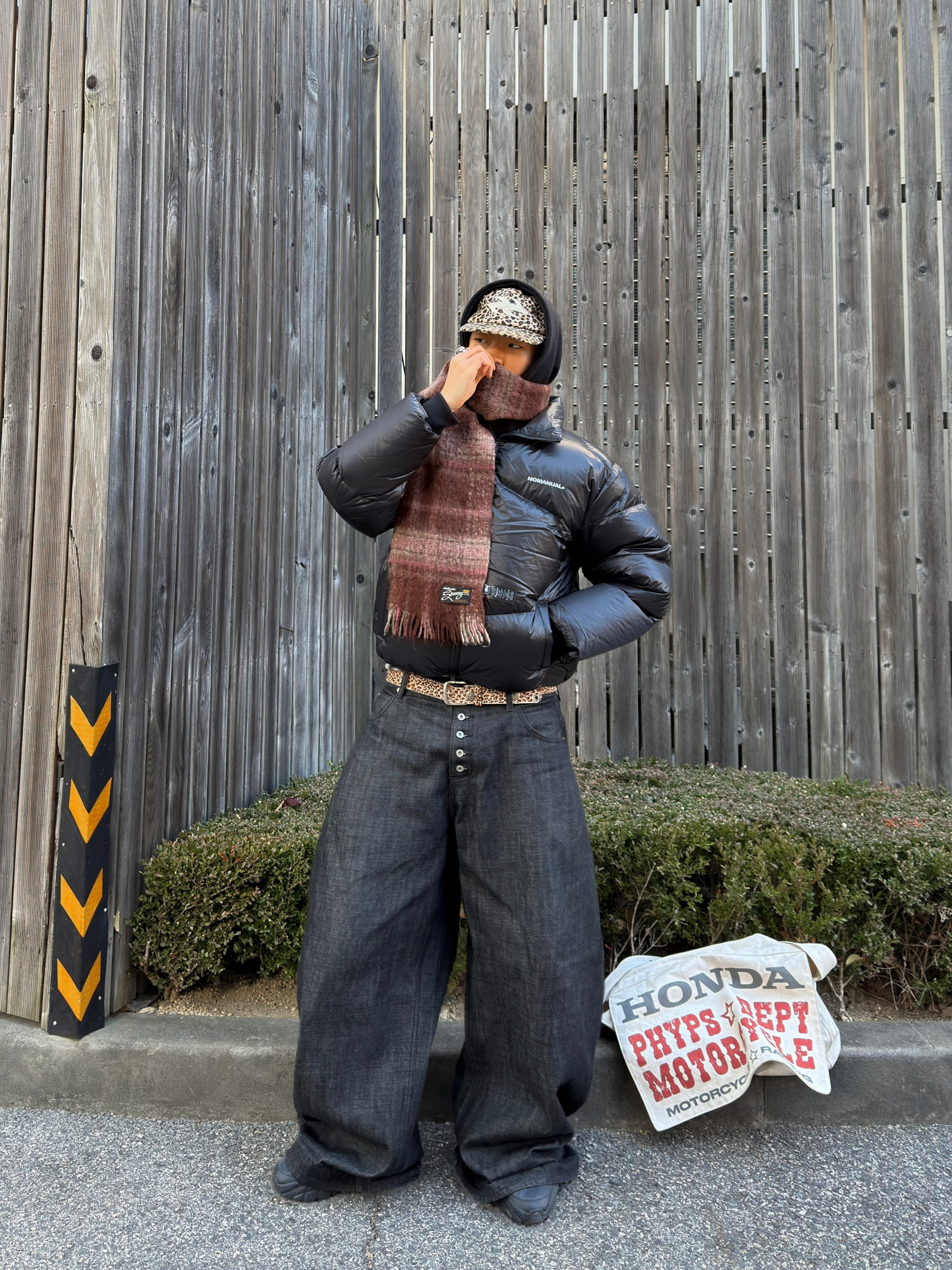 NOMANUAL Skadi Duck Down Glossy Black 착용 스타일 - 2