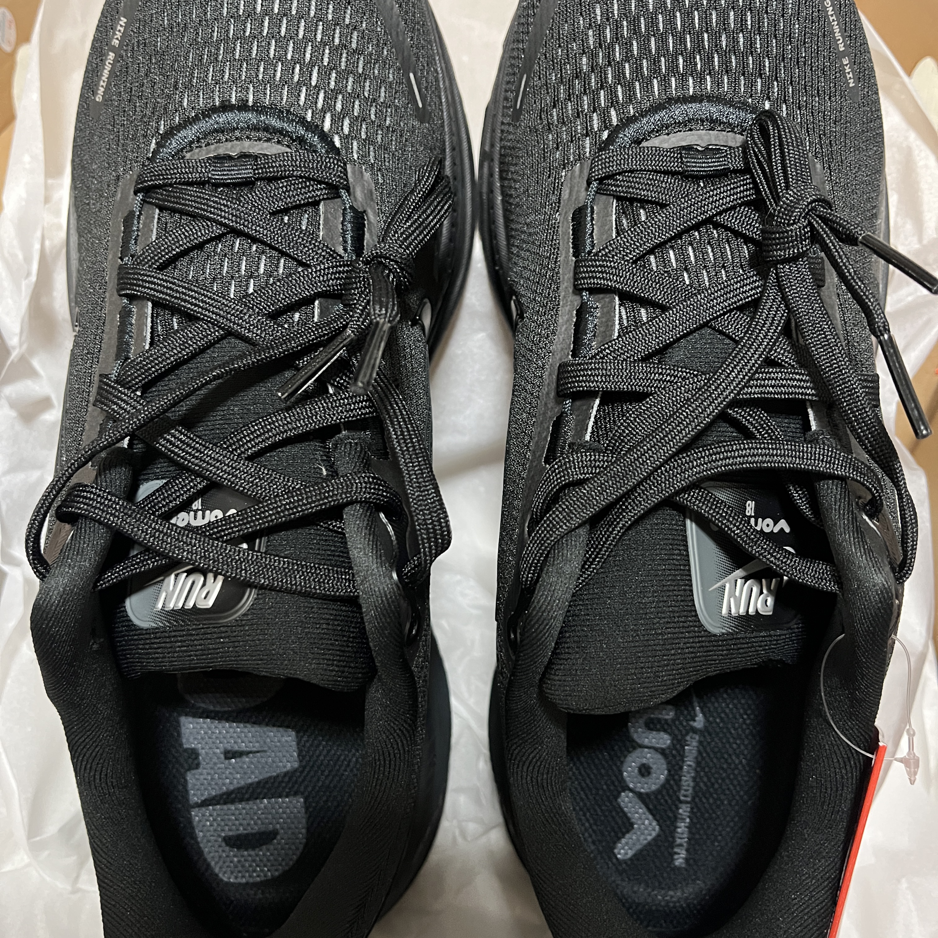 Nike Vomero 18 Black Dark Smoke Grey 착용 스타일 - 1