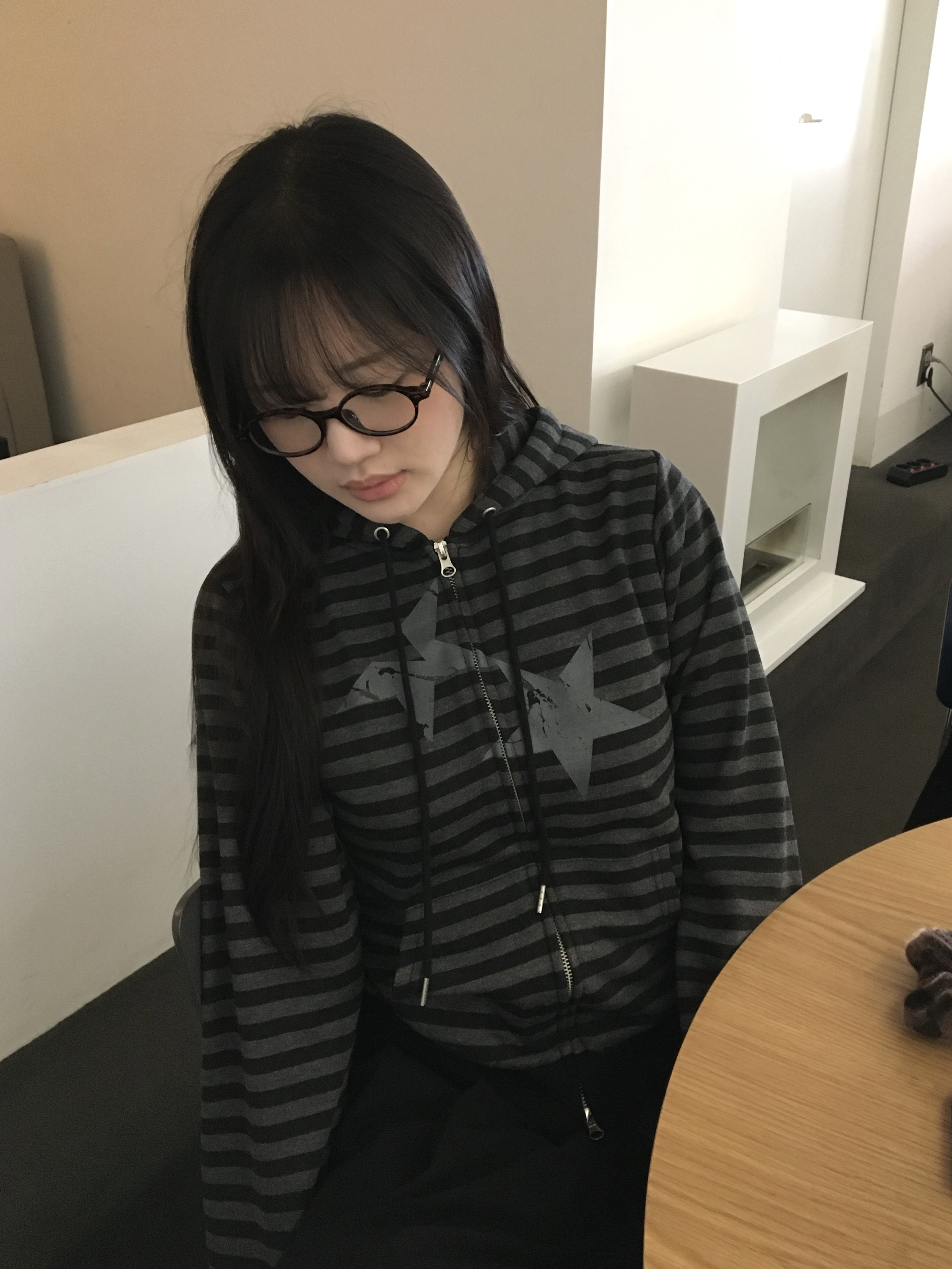 CAVISH Striped Twin Star Zip Up Hoodie Black 착용 스타일 - 2