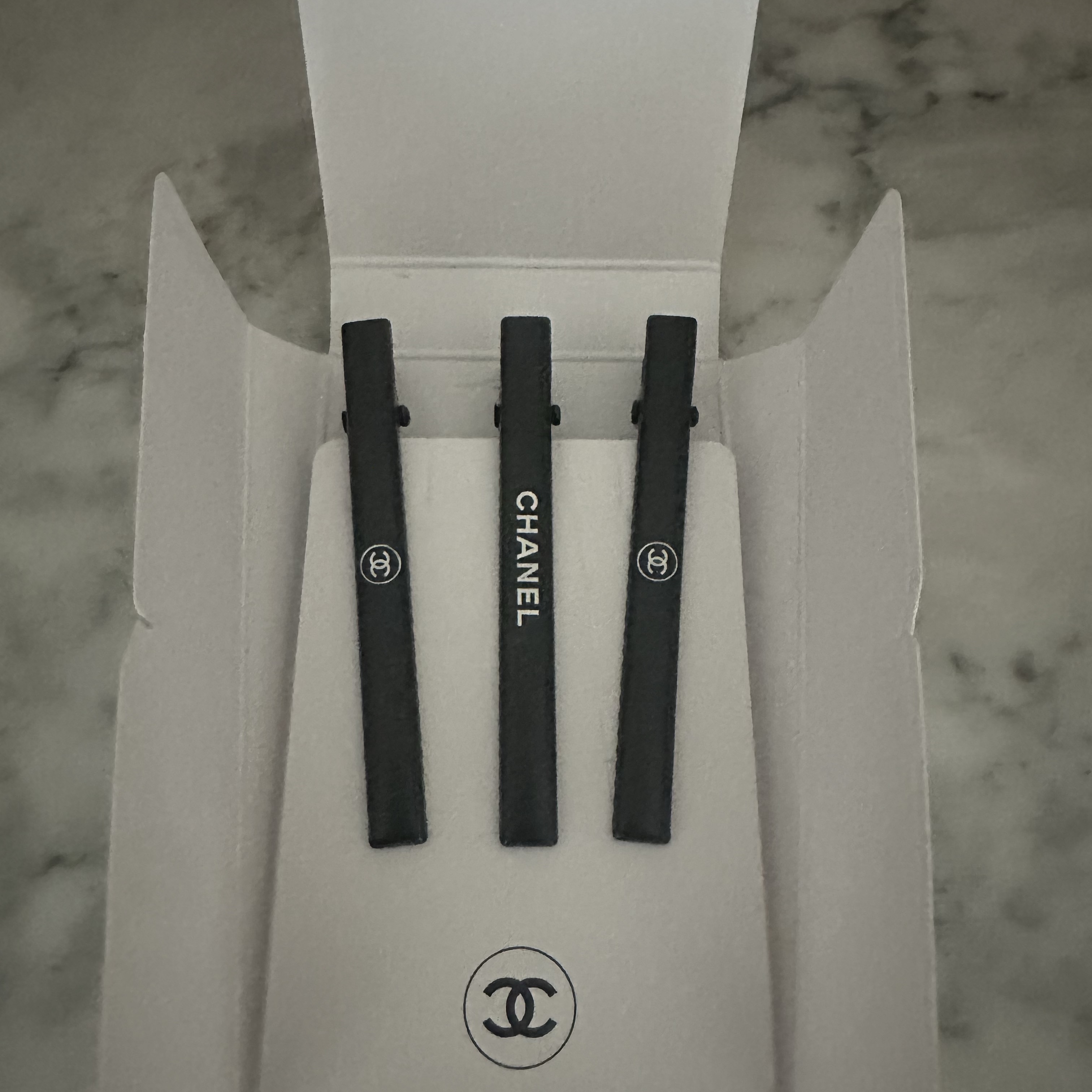 (W) Chanel Beauty Hair Clip & Black 착용 스타일