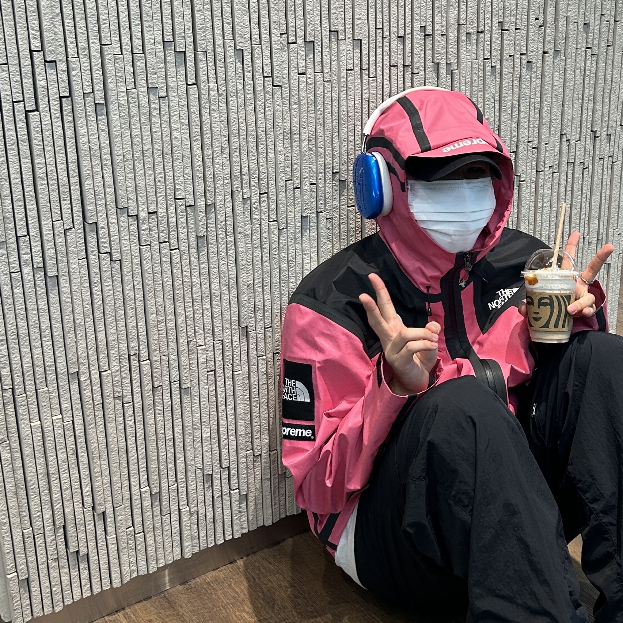 Supreme x The North Face Summit Series Outer Tape Seam Jacket Pink - 21SS, Apple AirPods Max Lightning Silver (Korean Ver.) 착용 스타일 - 1