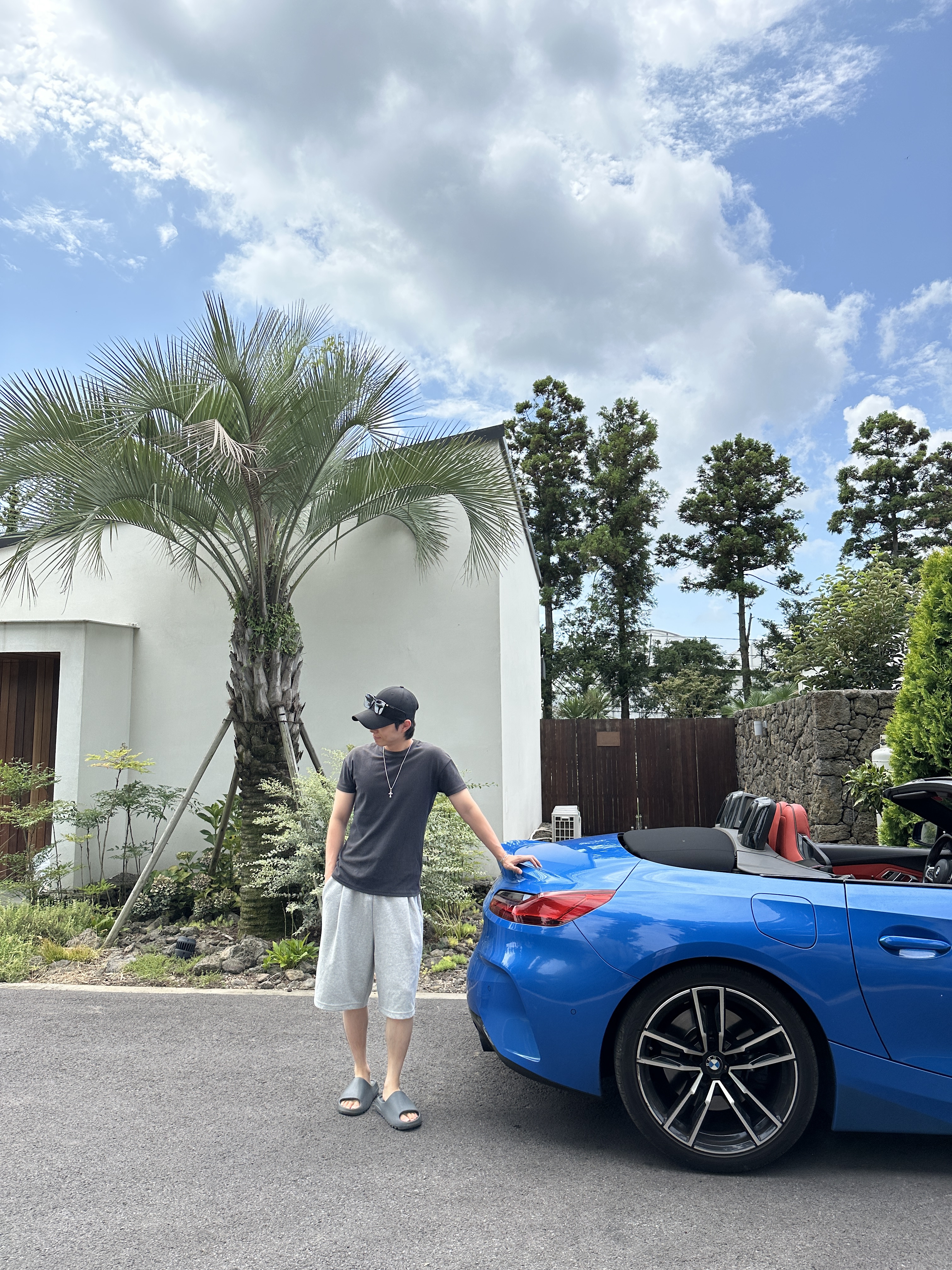 Essentials Classic Short Sleeve T-Shirt Bright White - 25SS, Balenciaga x Gucci The Hacker Project Triple S Sneakers Beige Ebony GG Supreme Black White Red 착용 스타일 - 5
