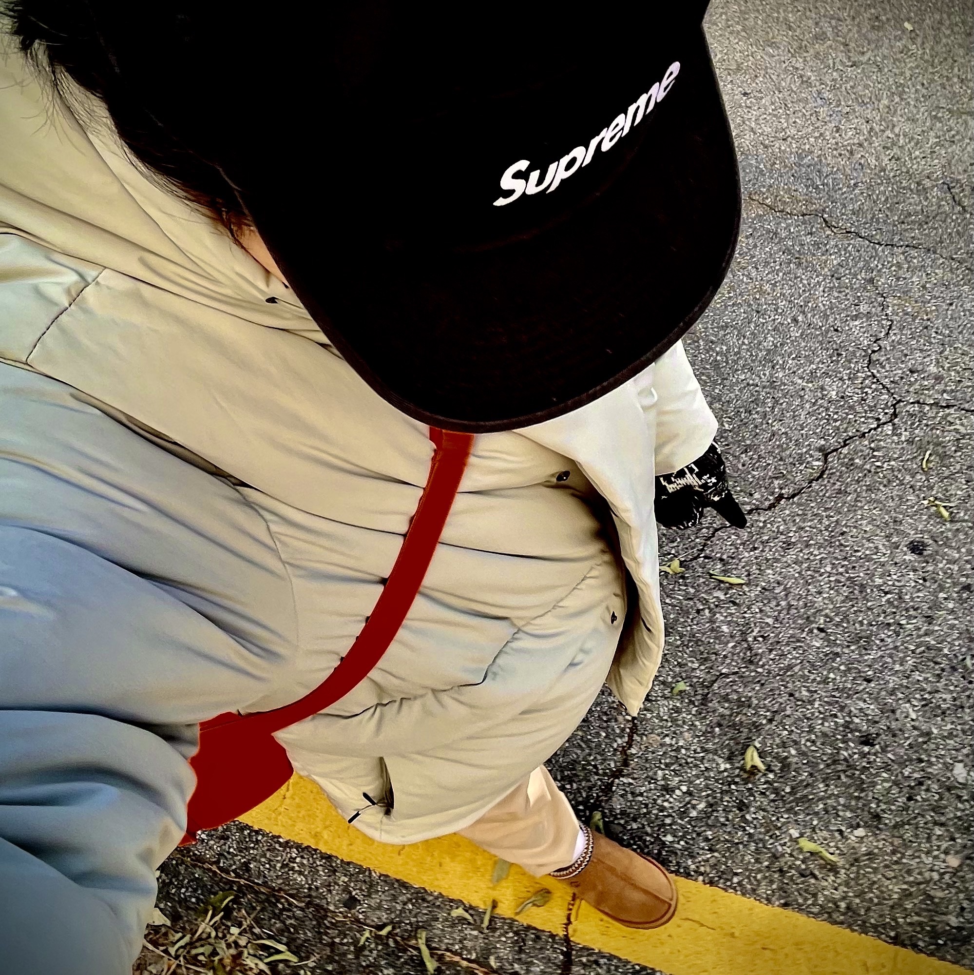 Supreme Washed Chino Twill Camp Cap Black, UGG Tasman Slipper Chestnut 착용 스타일