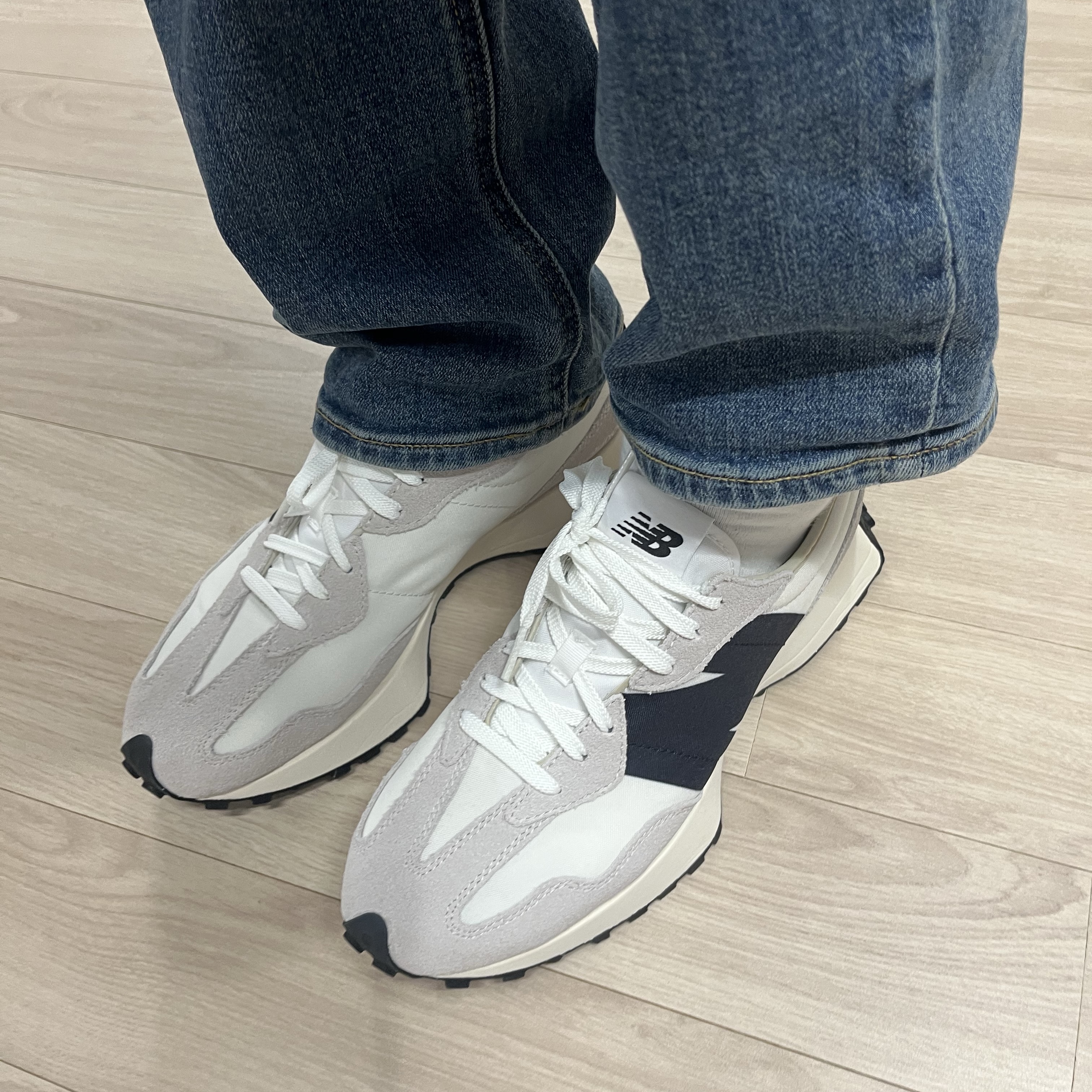 New Balance 327 White Black 착용 스타일
