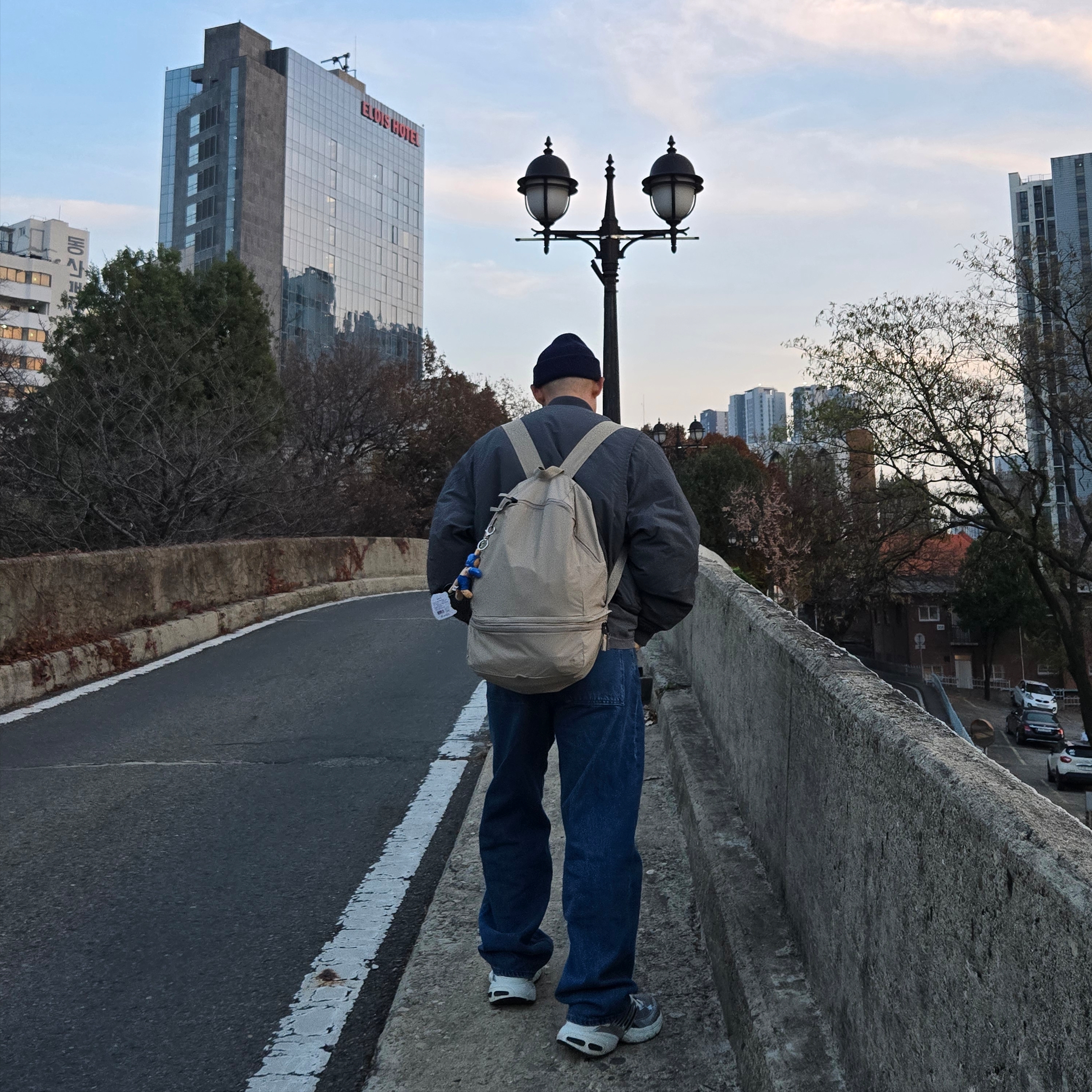 Adidas Originals Adistar XLG SMU Silver Black, Uniqlo x JW Anderson Straight Jean Blue - KR 착용 스타일 - 4
