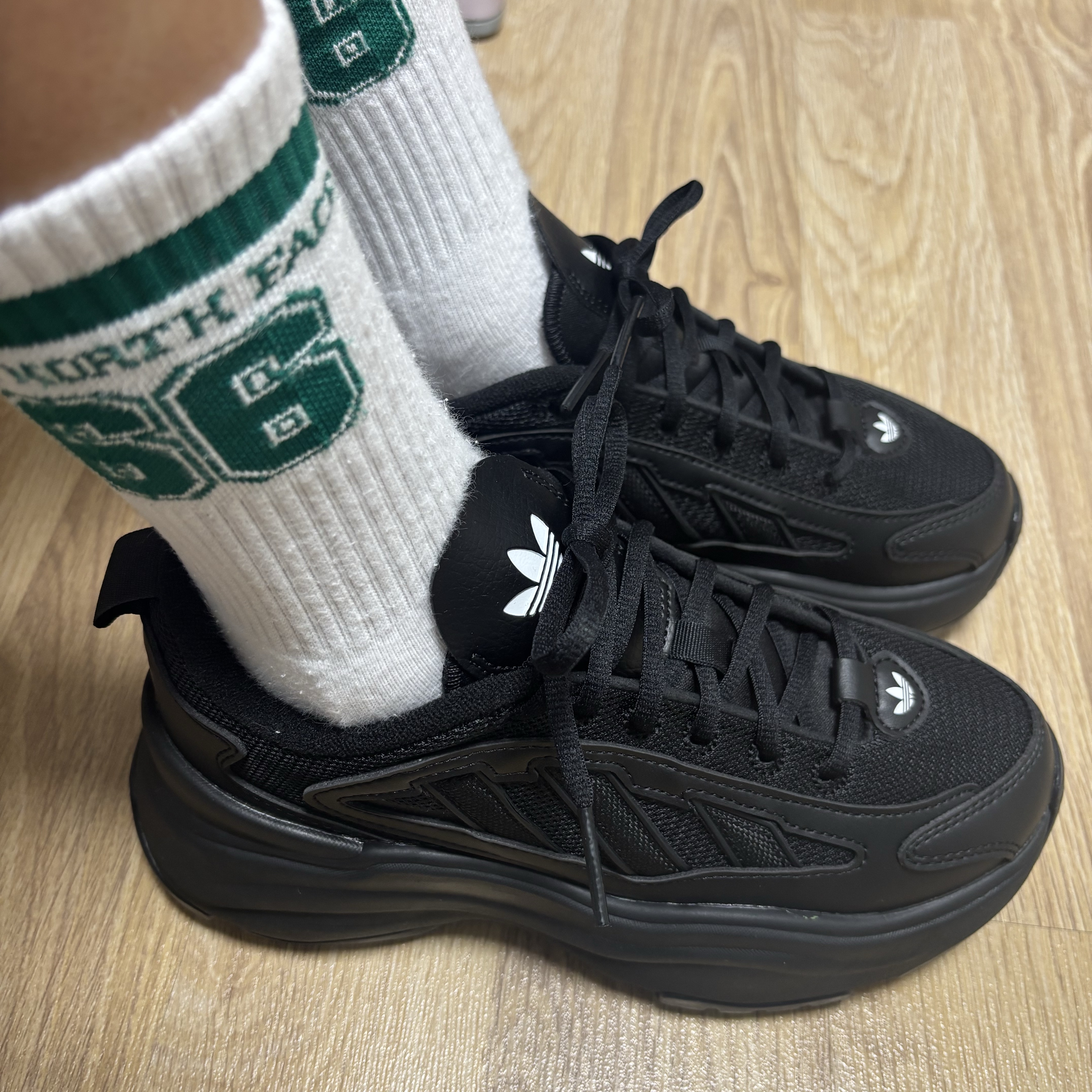 (W) Adidas Ozgaia Core Black 착용 스타일