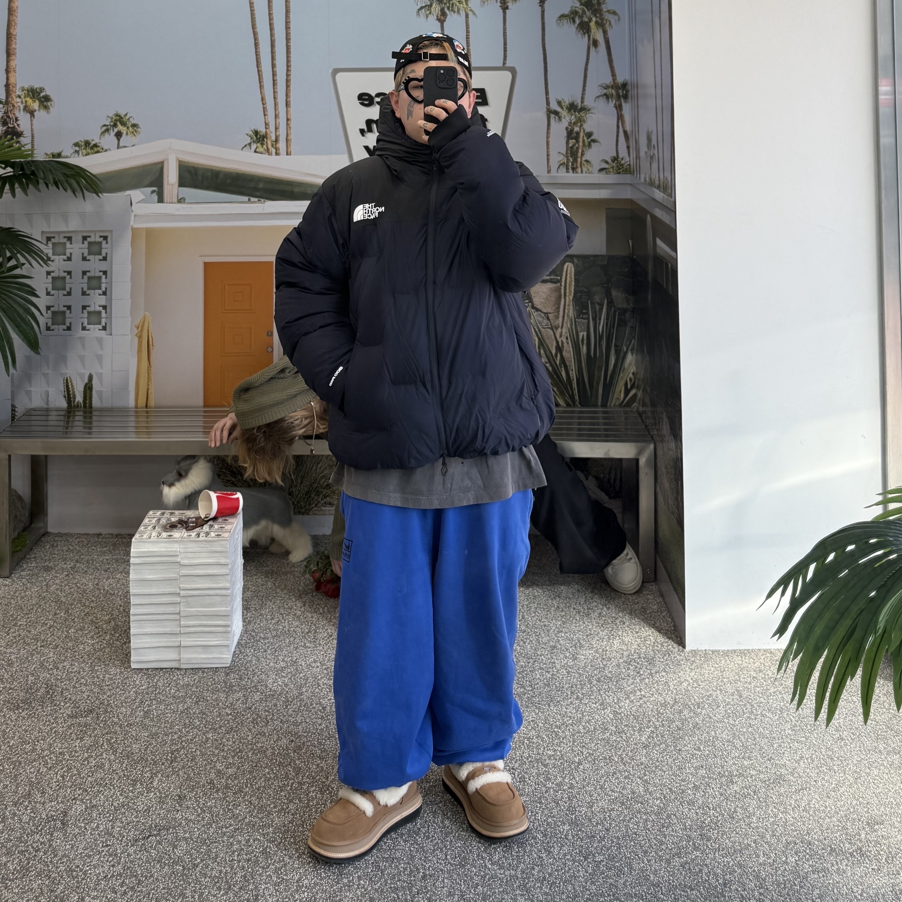 The North Face x Undercover Soukuu Cloud Down Nupste TNF Black Aviator Navy, UGG x Sacai Loafer Chestnut 착용 스타일 - 1