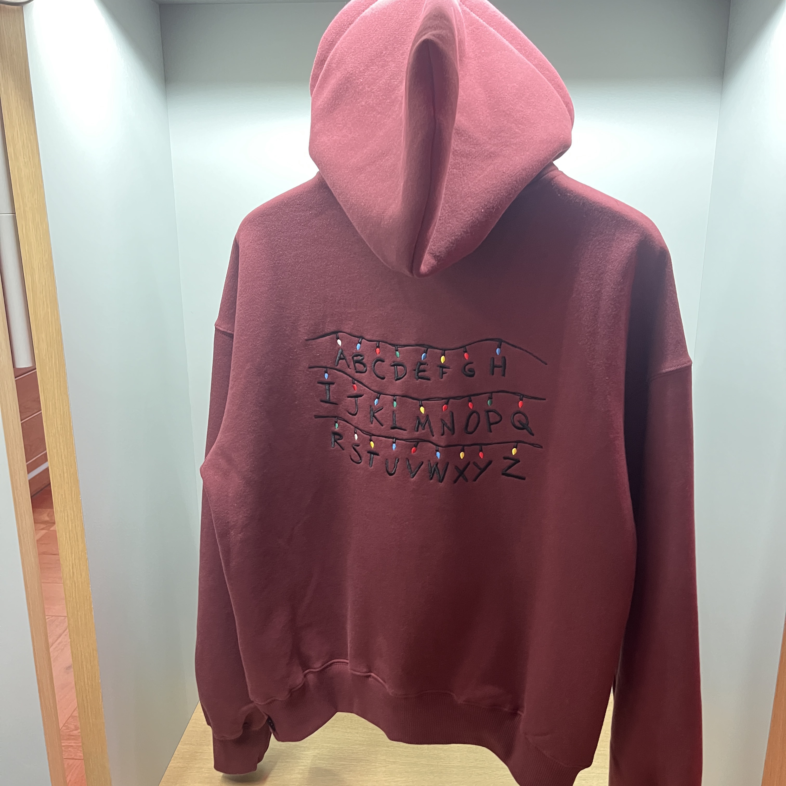 IAB Studio x Stranger Things Tree Lights Zip-up Hoodie Burgundy 착용 스타일