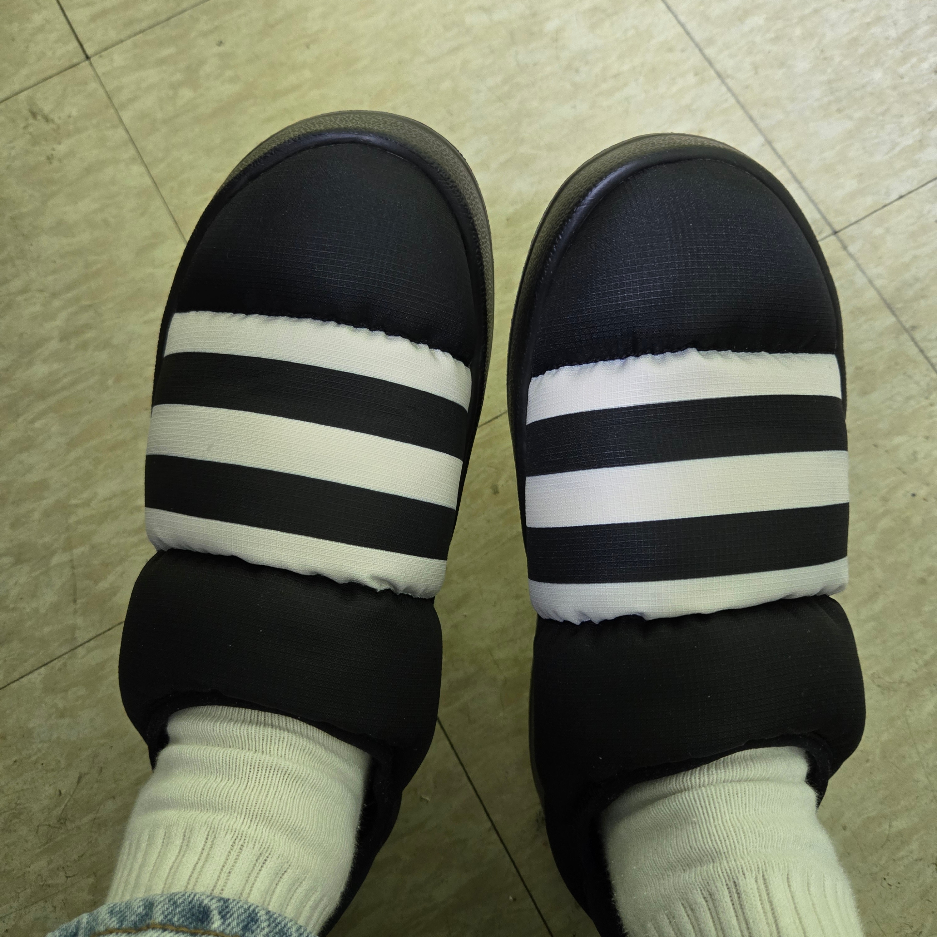 Adidas Puffylette Core Black 착용 스타일