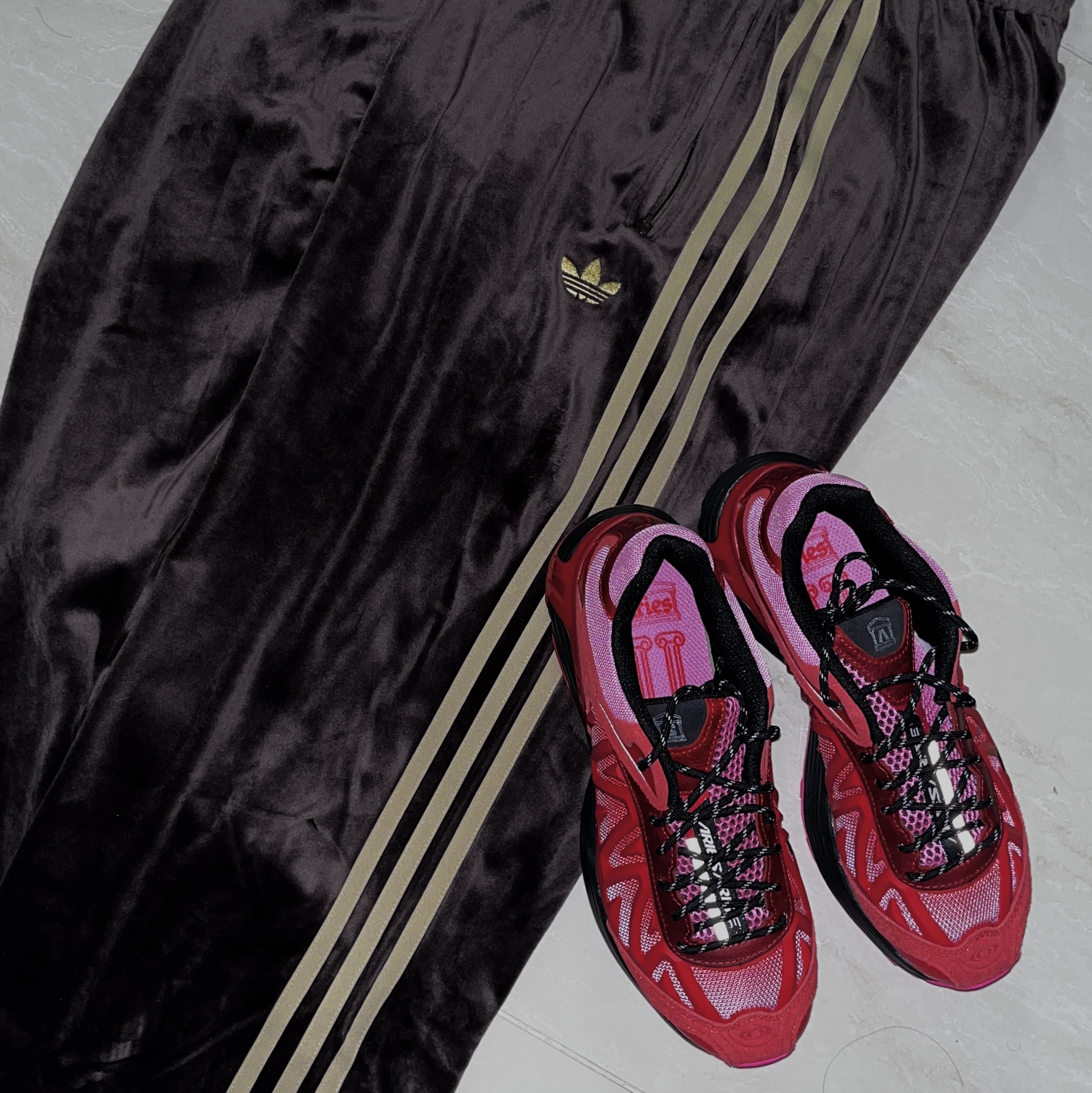 Salomon x Aries XT-Whisper Fiery Red Fuchsia Pink, Stussy Metal S Tip Belt Black 착용 스타일 - 1