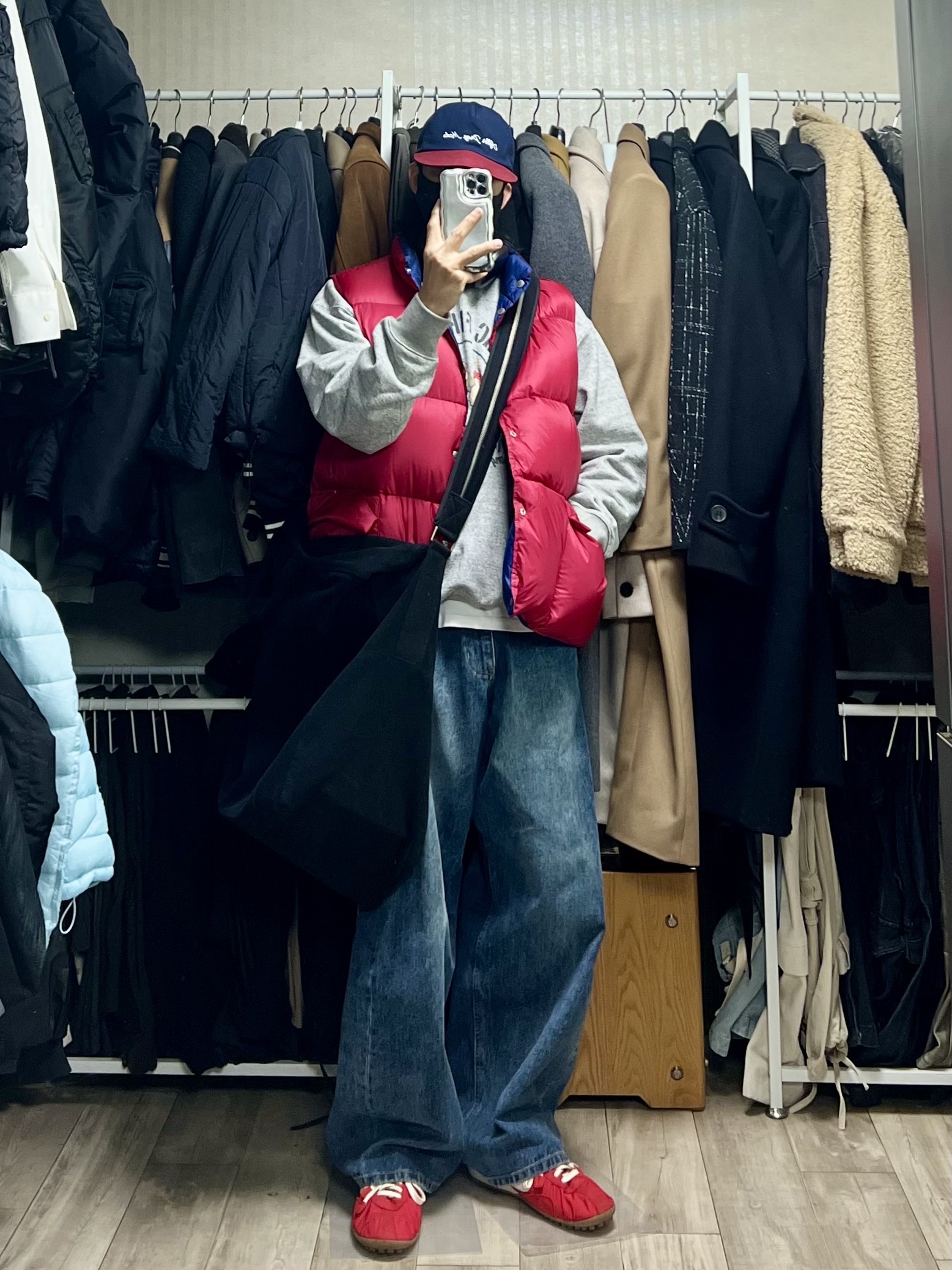 Nike x Jacquemus Moon Shoe SP University Red and Bicycle Yellow, Farfromwhat Far Parachute Big Bag Black 착용 스타일