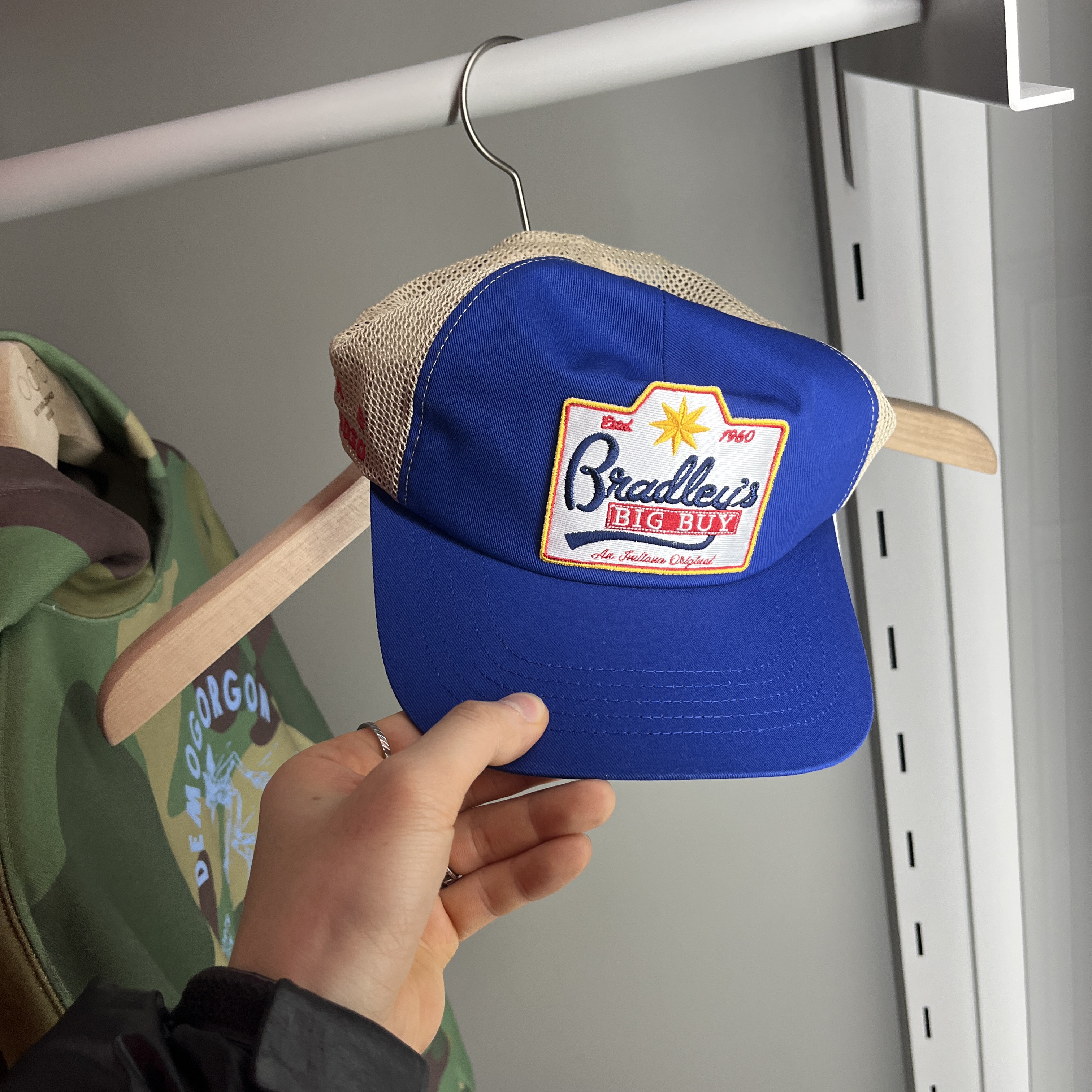 IAB Studio x Stranger Things Bradley's Big Buy Cap Blue 착용 스타일
