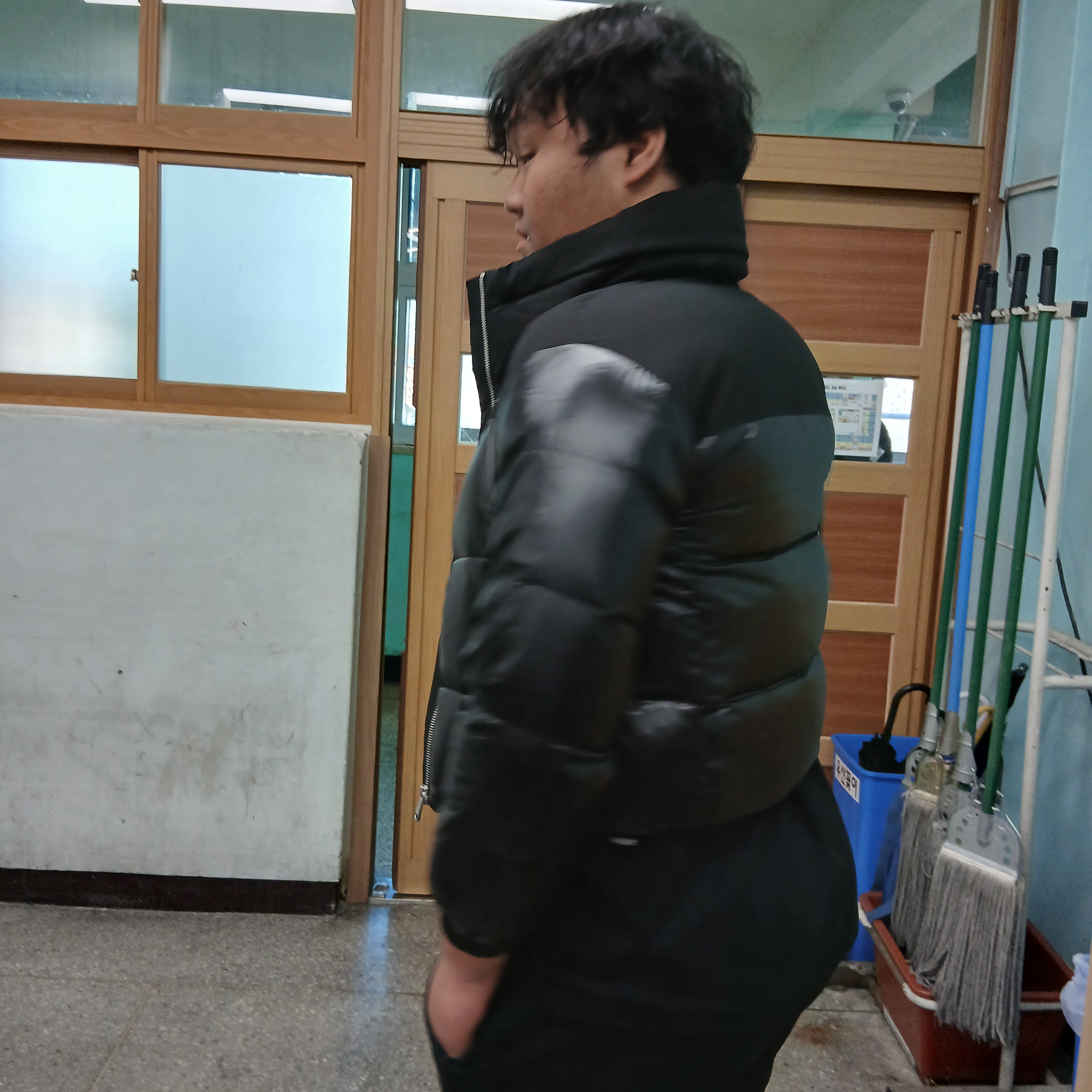 (W) Calvin Klein Matte Blocking Shine Down Jacket Black 착용 스타일 - 3