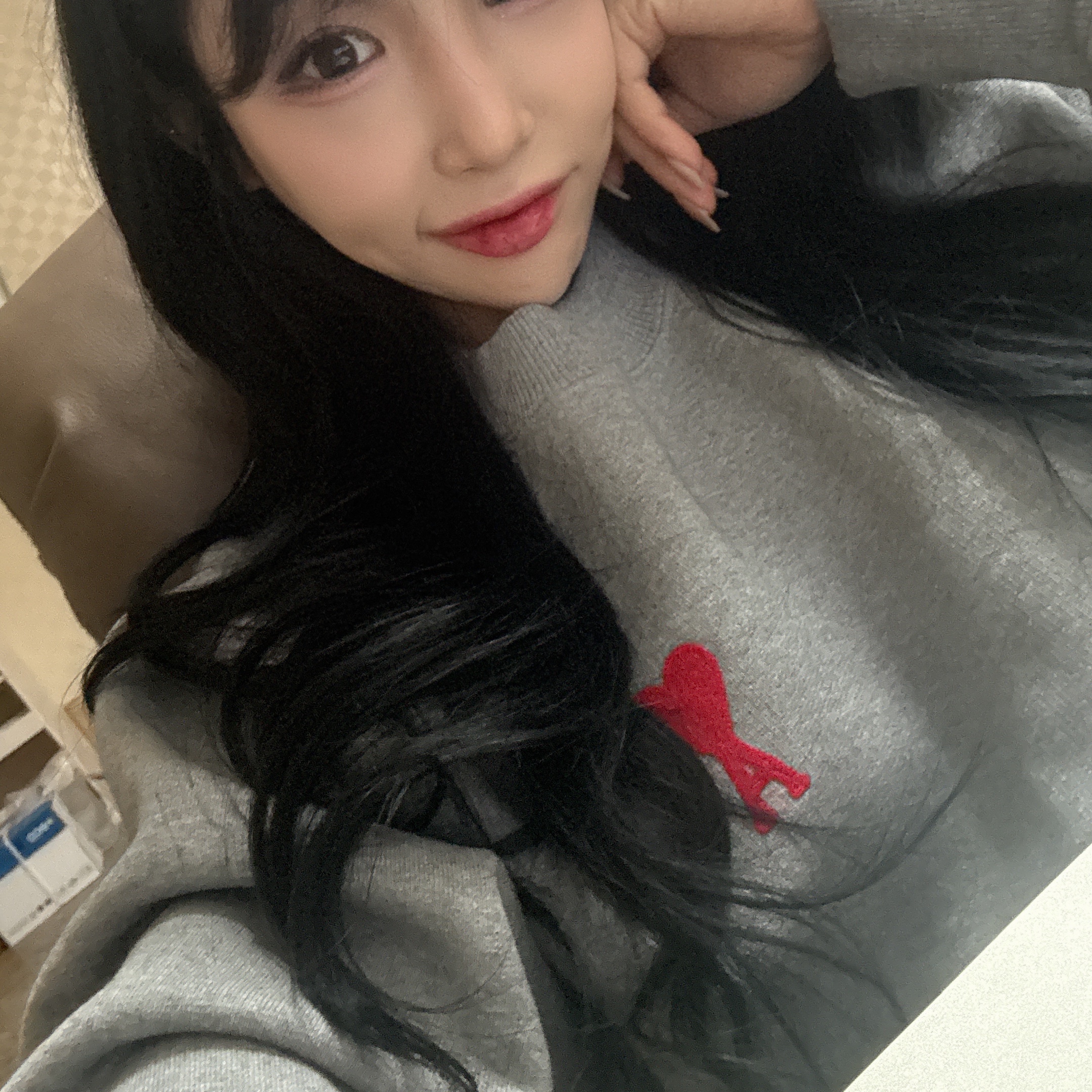 AMI de Coeur Sweatshirt Grey 착용 스타일