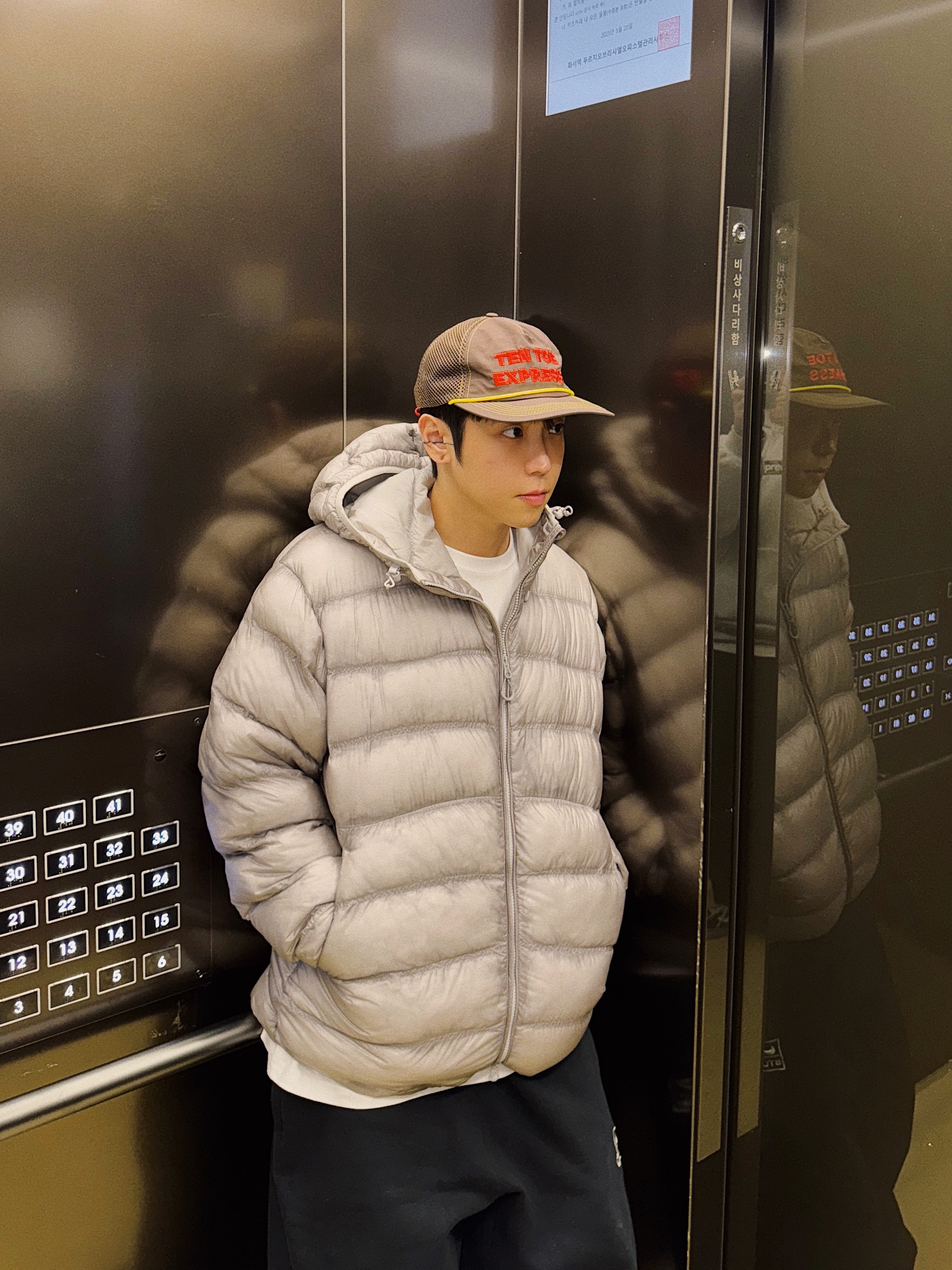 Salomon UNI Cross Insulation Jacket Light Grey, Alex Zono Ten Toe Express Trucker Hat Brown 착용 스타일 - 1