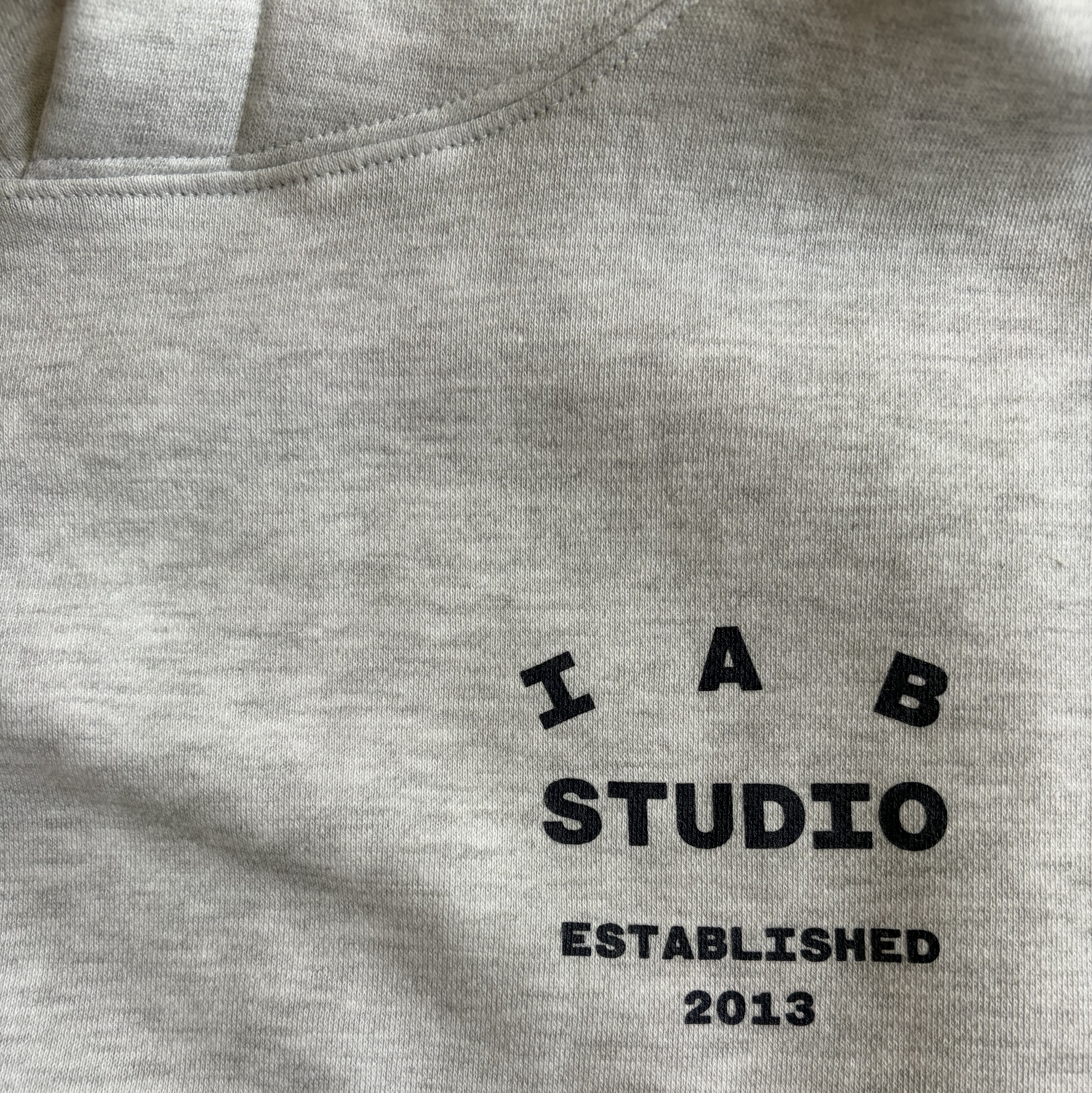 IAB Studio 25 Hoodie Light Gray Navy 착용 스타일