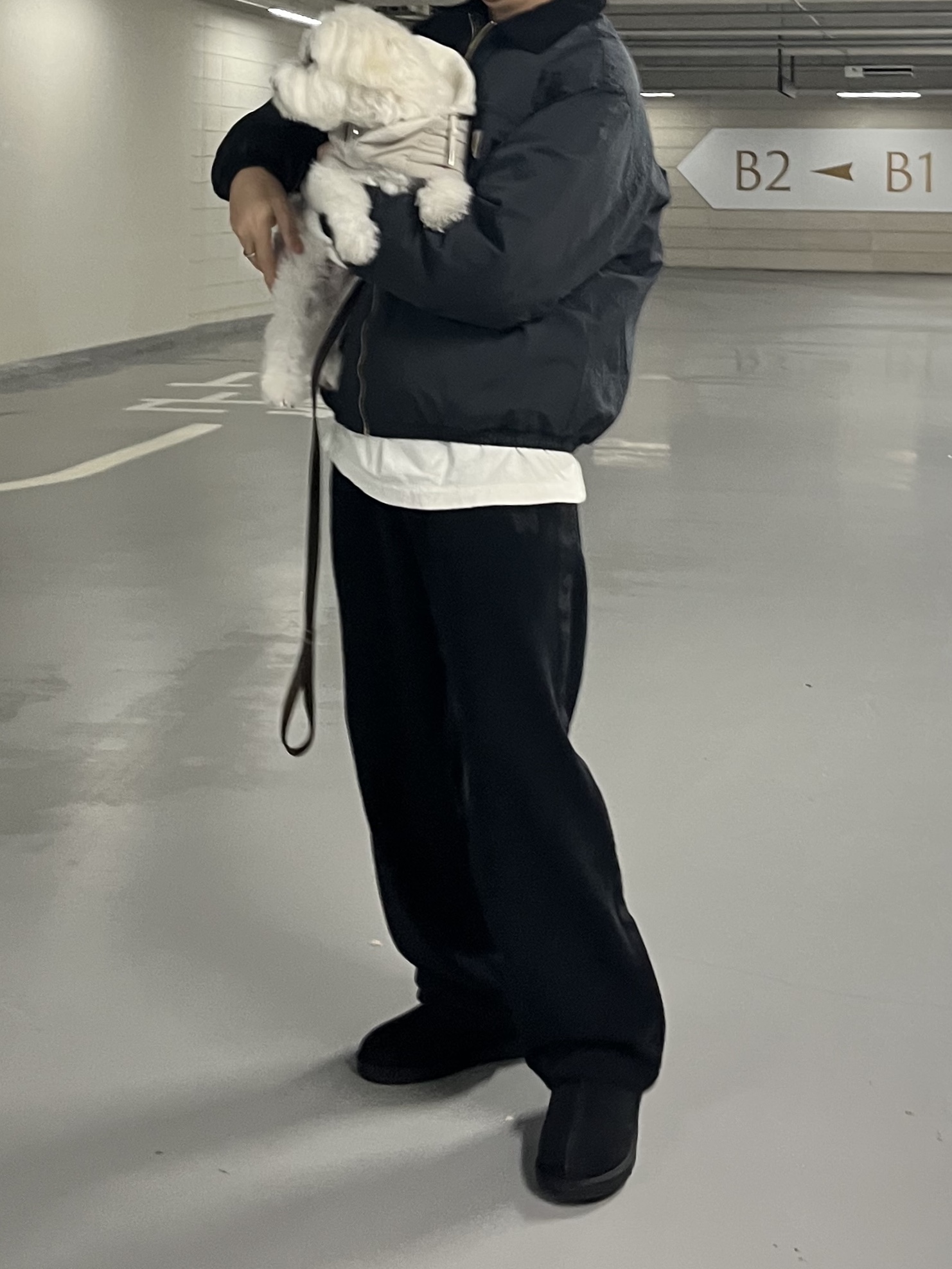 UGG Tasman II Slipper Black, Uniqlo x Needles Fleece Wide Pants Black - KR 착용 스타일 - 1