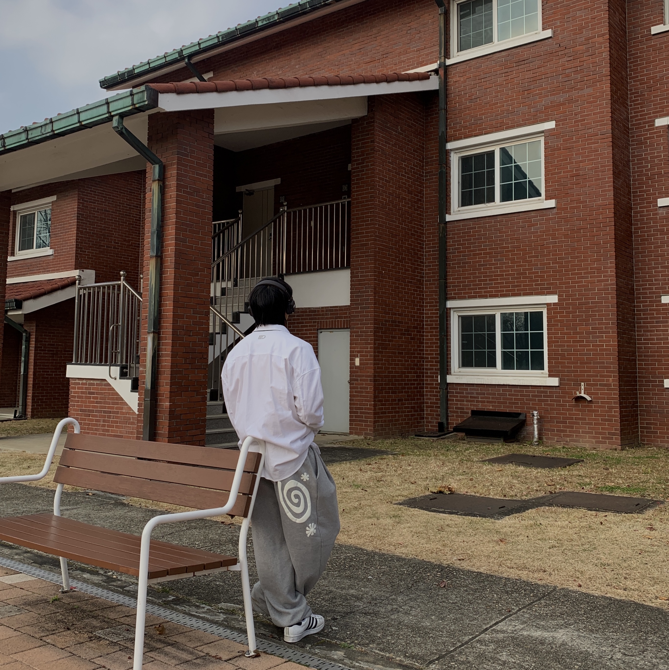 AMOU Molly One Tuck Sweat Pants Gray 착용 스타일 - 1