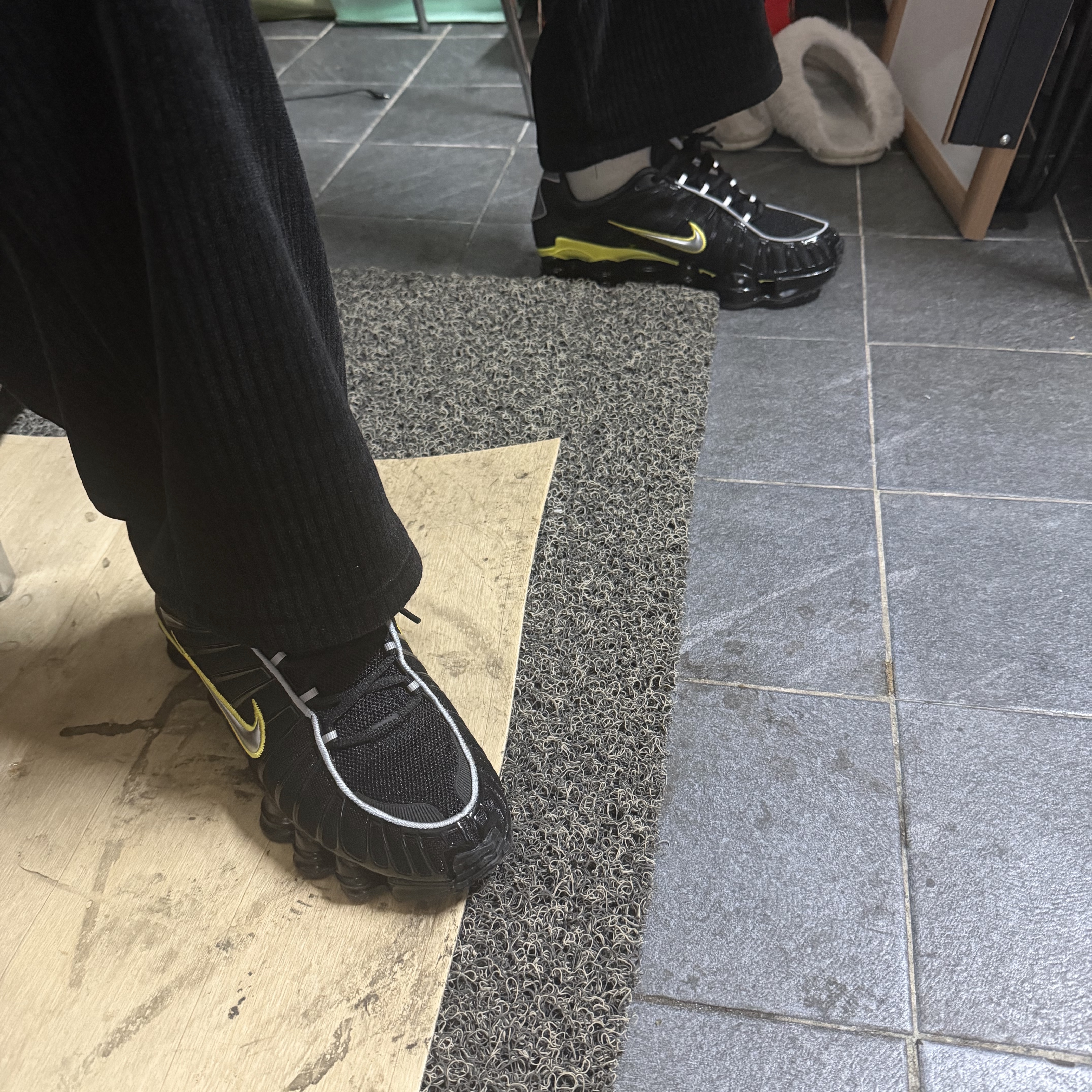 Nike Shox TL Black Dynamic Yellow 착용 스타일