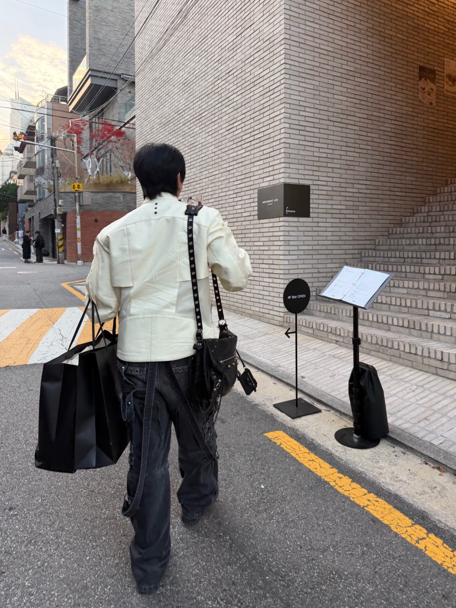 Balenciaga Le Cagole Medium Messenger Bag Black, (W) Balenciaga Strike Boots Black 착용 스타일