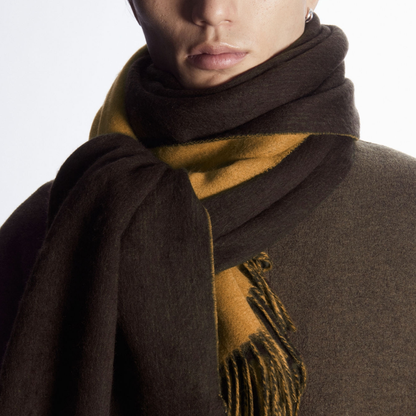 COS Wool Cashmere Blend Fringed Muffler Dark Brown 착용 스타일 - 1